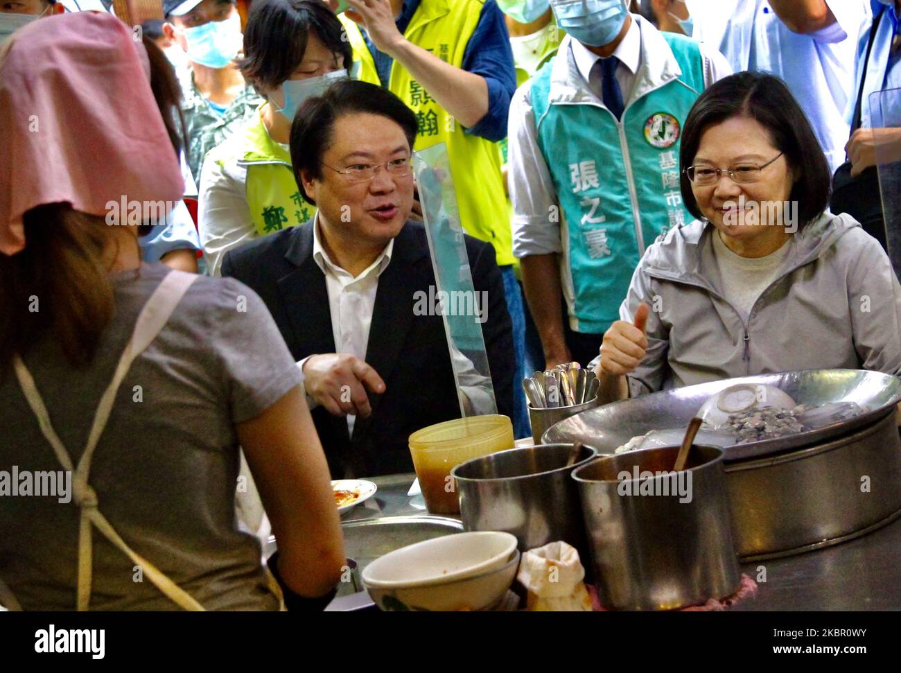 Il presidente di Taiwan Tsai ing-wen, accompagnato da altri funzionari, paga le adorazioni in un tempio e acquista le cucine locali mentre chiacchiera con i venditori, dopo il rilascio del blocco per il contenimento del coronavirus, a Keelung City, Taiwan; 9 giugno 2020.il presidente Tsai dice che i membri del pubblico dovrebbero contribuire a stimolare l'economia di Taiwan utilizzando i buoni d'acquisto offerti dalla società, incoraggiandoli ad andare all'aperto in quanto non ci sono state infezioni del coronavirus Covid-19 per quasi 2 mesi. (Foto di Ceng Shou Yi/NurPhoto) Foto Stock