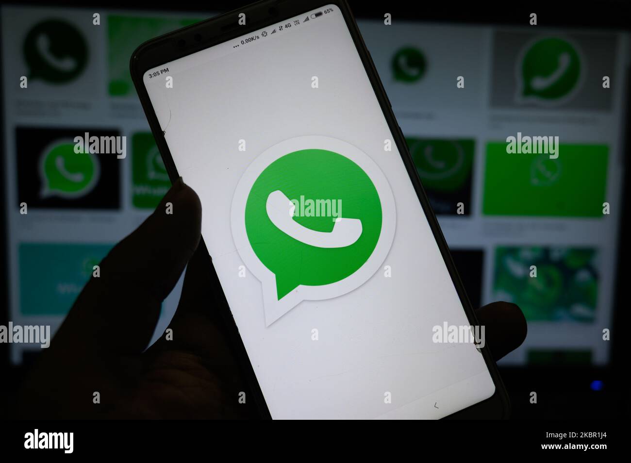 In questa foto, il logo di WhatsApp viene visualizzato su uno smartphone a Tehatta, Nadia, Bengala Occidentale, India, il 10 giugno 2020. WhatsApp include regolarmente nuove funzionalità e aggiornamenti che migliorano l'esperienza di messaggistica. Recentemente, WhatsApp ha lanciato la modalità oscura, ha aumentato il limite delle chiamate vocali e video di gruppo da quattro a otto, ha limitato l'invio di messaggi inoltrati di frequente a più di una chat alla volta. (Foto Illustrazione di Soumyabrata Roy/NurPhoto) Foto Stock