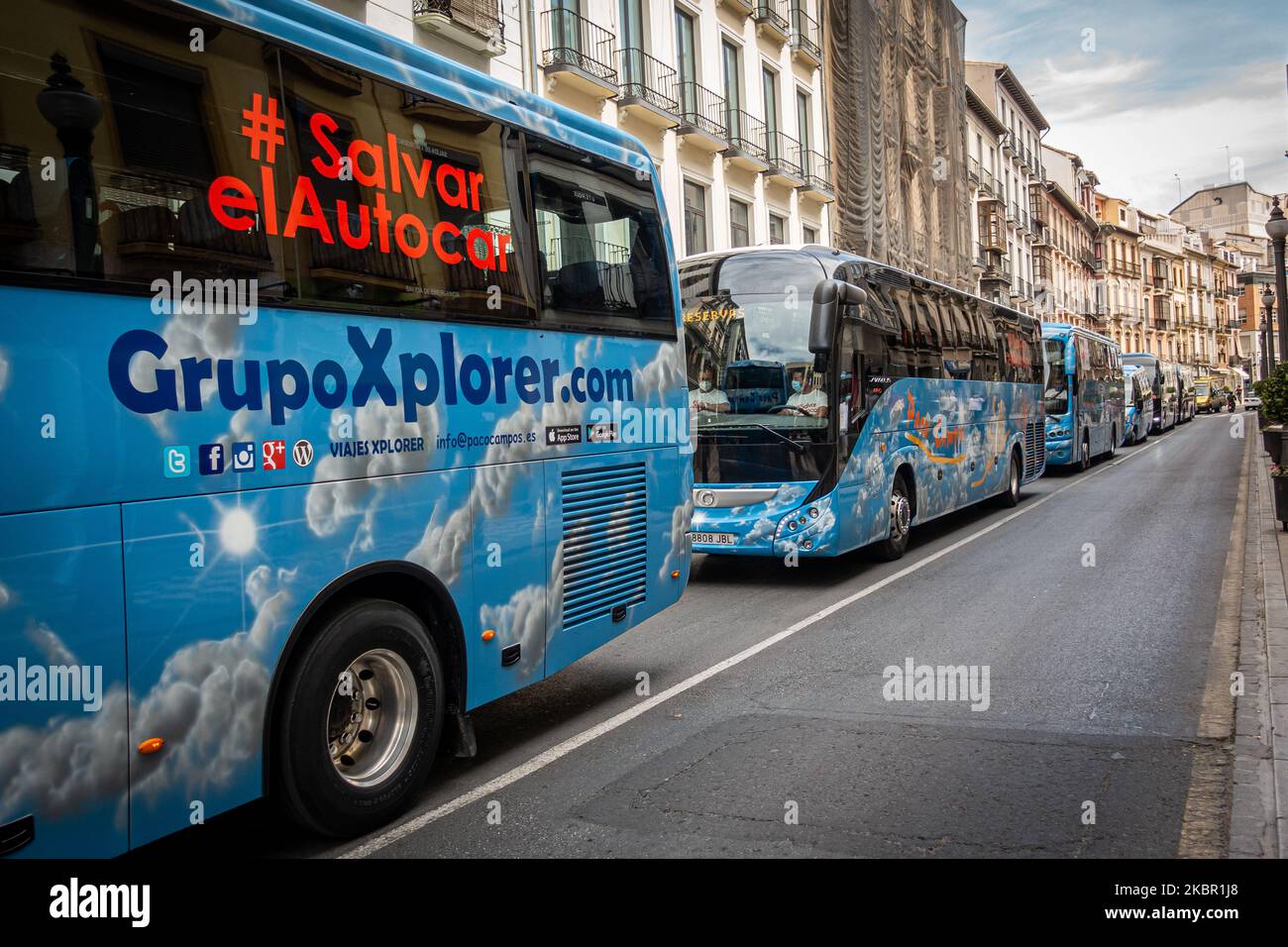 Un gruppo di autobus con il cartello 'Save the Bus' durante una dimostrazione di autobus a Granada, Spagna il 10 giugno 2020. Manifestazioni nelle principali città della Spagna per protestare contro la drastica riduzione della mobilità degli autobus turistici a causa del Coronavirus, ha ridotto il carico di lavoro di oltre il 90%, mentre le spese continuano. (Foto di Fermin Rodriguez/NurPhoto) Foto Stock