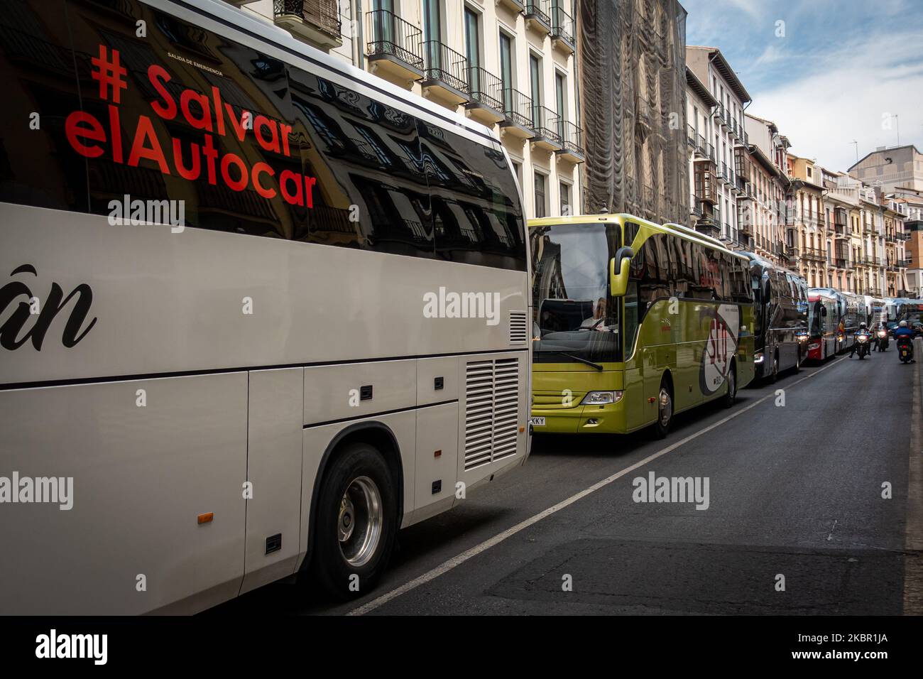 Un gruppo di autobus con il cartello 'Save the Bus' durante una dimostrazione di autobus a Granada, Spagna il 10 giugno 2020. Manifestazioni nelle principali città della Spagna per protestare contro la drastica riduzione della mobilità degli autobus turistici a causa del Coronavirus, ha ridotto il carico di lavoro di oltre il 90%, mentre le spese continuano. (Foto di Fermin Rodriguez/NurPhoto) Foto Stock