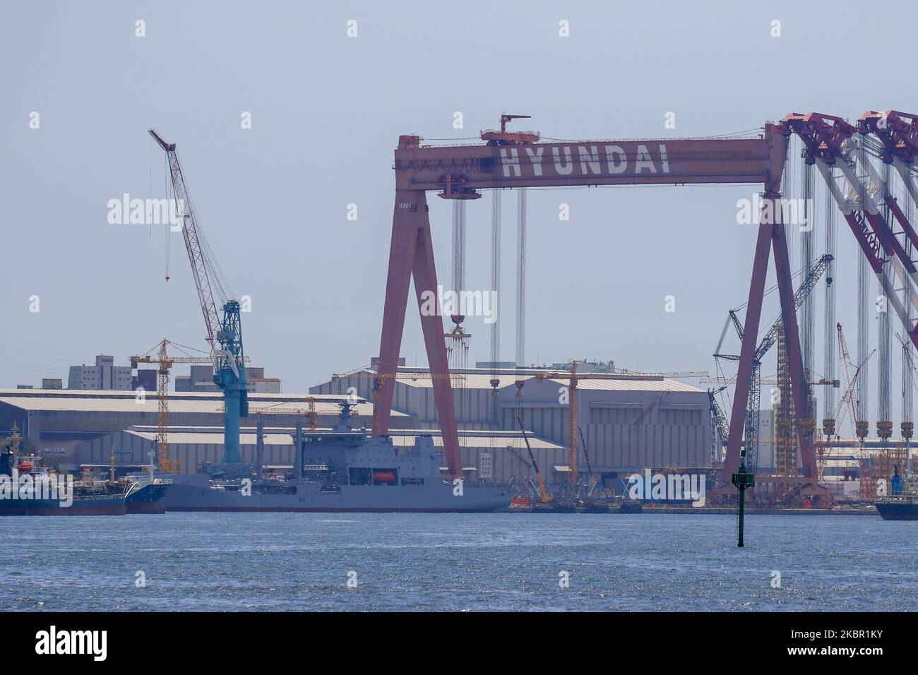 Una scena di vista di HYUNDAI MIPO DOCKYARD a Ulsan, Corea del Sud. Hyundai Heavy Industry Group ha dichiarato lo scorso maggio che ha vinto un accordo da Singapore per un valore di 195 miliardi di dollari (157,3 milioni di dollari) per costruire tre vettori di gas di petrolio liquefatto (GPL). Nell'ambito dell'accordo con Eastern Pacific Shipping, le navi saranno costruite dalla società affiliata Hyundai Mipo Dockyard Co. E saranno consegnate a partire da aprile 2022. (Foto di Seung-il Ryu/NurPhoto) Foto Stock