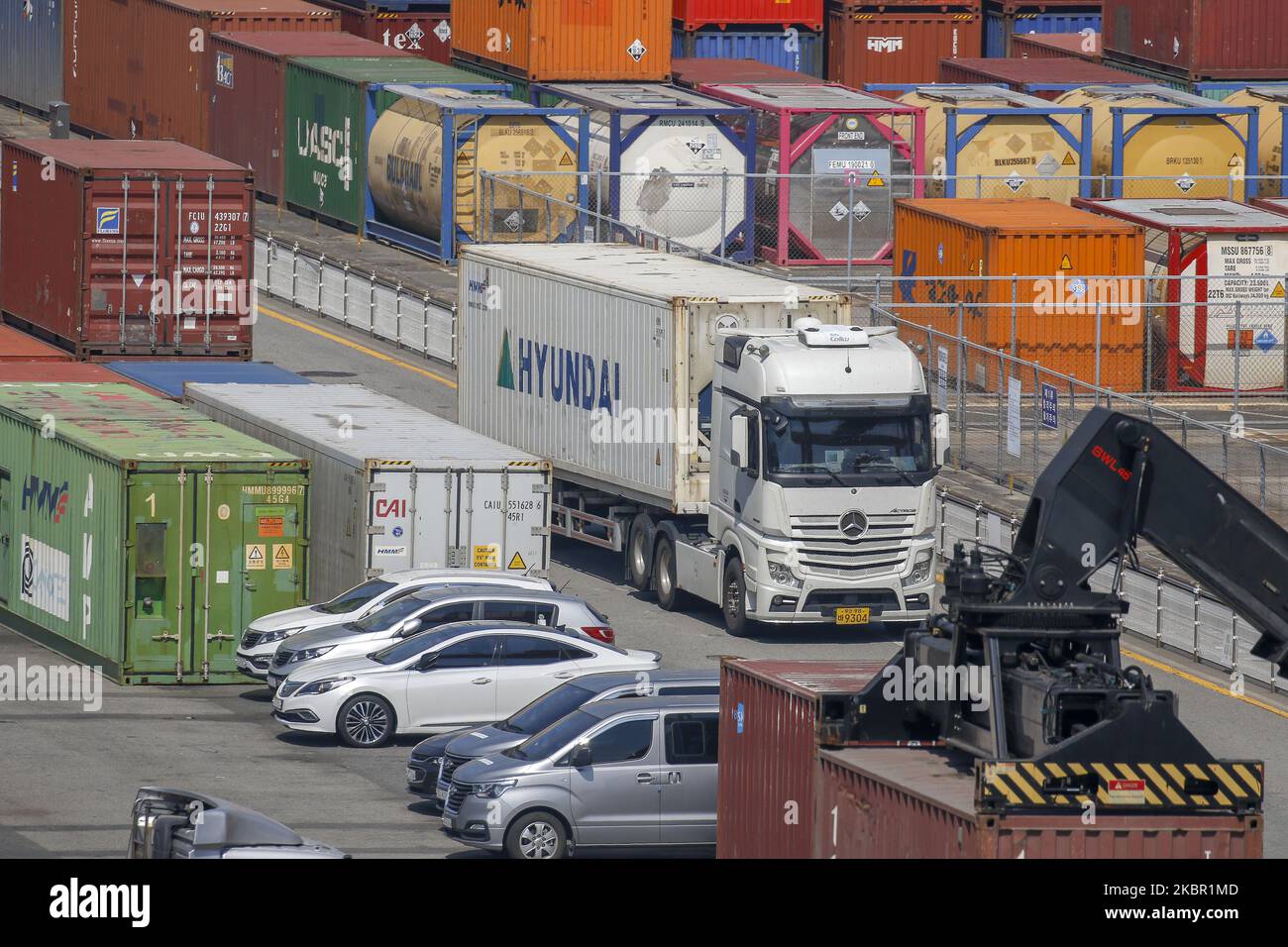 Una scena di vista del nuovo porto container a Busan, Corea del Sud, il 10 giugno 2020. L'economia della Corea del Sud dovrebbe contrarsi al 1,2 per cento quest'anno come la pandemia di coronavirus e le misure di blocco devastato il commercio e il consumo globale, l'Organizzazione per la cooperazione e lo sviluppo economico (OCSE) ha detto Mercoledì. La previsione aggiornata, che sarebbe stata la contrazione più netta dalla crisi finanziaria asiatica del 1998, ha segnato un netto declassamento rispetto alle previsioni di marzo dell'OCSE di un'espansione del 2%. Le ultime previsioni dell’OCSE sono più cupe di una previsione della Banca di Corea (BOK), che prevede il Kore Foto Stock