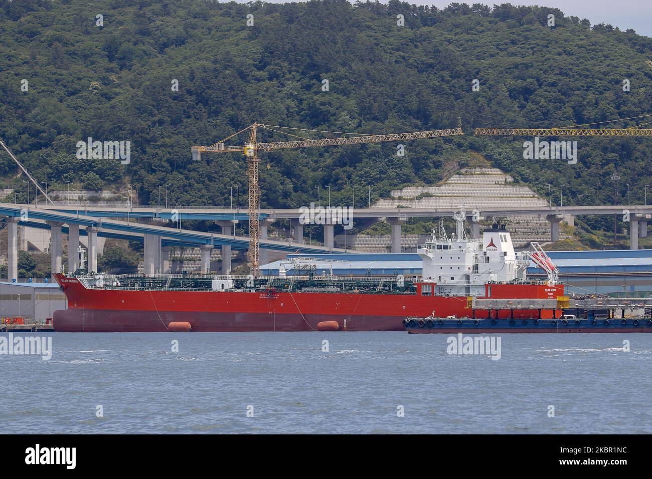 Una scena di vista di HYUNDAI MIPO DOCKYARD a Ulsan, Corea del Sud. Hyundai Heavy Industry Group ha dichiarato lo scorso maggio che ha vinto un accordo da Singapore per un valore di 195 miliardi di dollari (157,3 milioni di dollari) per costruire tre vettori di gas di petrolio liquefatto (GPL). Nell'ambito dell'accordo con Eastern Pacific Shipping, le navi saranno costruite dalla società affiliata Hyundai Mipo Dockyard Co. E saranno consegnate a partire da aprile 2022. (Foto di Seung-il Ryu/NurPhoto) Foto Stock