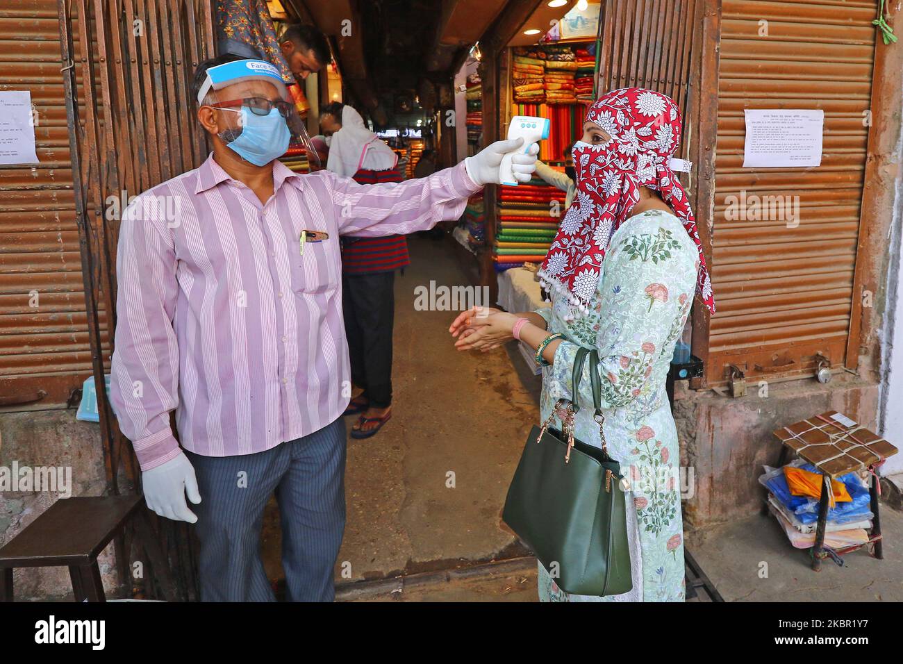 I visitatori vengono sottoposti a screening termico prima di entrare nel mercato all'ingrosso ' Purhit ji ka Katla' a Badi Chaupar durante il blocco in corso a livello nazionale COVID-19, a Jaipur, Rajasthan, India, Mercoledì, Giugno 10, 2020. (Foto di Vishal Bhatnagar/NurPhoto) Foto Stock