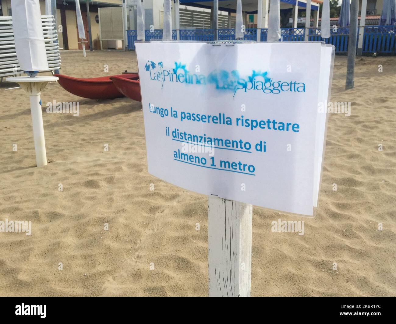 Preparazione di impianti di balneazione per la stagione estiva secondo le nuove misure relative alla salute delle persone per l'emergenza coronavirus, Porto San Giorgio, giugno 10 2020. (Foto di Mairo Cinquetti/NurPhoto) Foto Stock