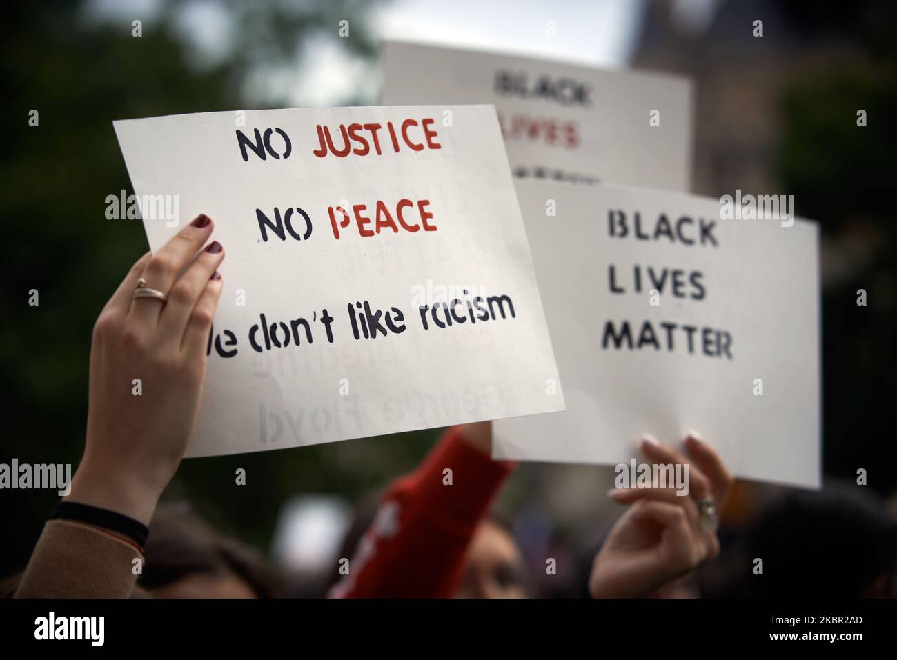 Diverse organizzazioni e collettivi hanno chiesto un incontro per rendere omaggio a Georges Floyd ucciso dalla polizia a Minneapolis (USA) e Adama Traoré ucciso dalla polizia francese quattro anni fa e per protestare contro la brutalità della polizia. Sono stati uccisi soffocando. Diverse migliaia di persone si sono riunite a Tolosa sotto i motti "Black Lives Matter”, "i CAN't Breathe” e "No Justice, No Peace". Tolosa. Francia. Giugno 10th 2020. (Foto di Alain Pitton/NurPhoto) Foto Stock