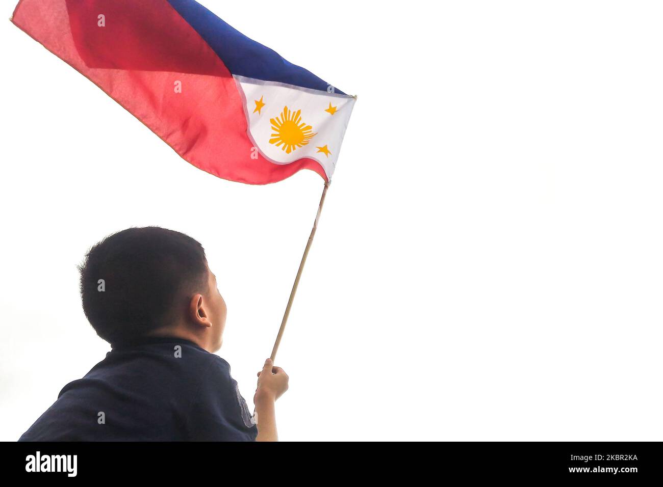 L'anno scorso, il 12 giugno 2019 a Rizal Park, Manila, un gran numero di persone ha celebrato la Giornata dell'Indipendenza delle Filippine. Oggi, il Palazzo Malacanang ha annunciato che il presidente Rodrigo Duterte salterà i riti nel Parco Rizal perché potrebbe attrarre un massiccio afflusso di persone. Il Presidente ha assegnato alla manifestazione il Segretario Esecutivo Salvador Medialdea. Nella celebrazione di domani della Giornata dell'Indipendenza, solo 10 persone qualificate possono partecipare e non è aperta al pubblico come prima. Foto scattata a Manila il 12 giugno 2019. (Foto di Ryan Eduard Benaid/NurPhoto) Foto Stock