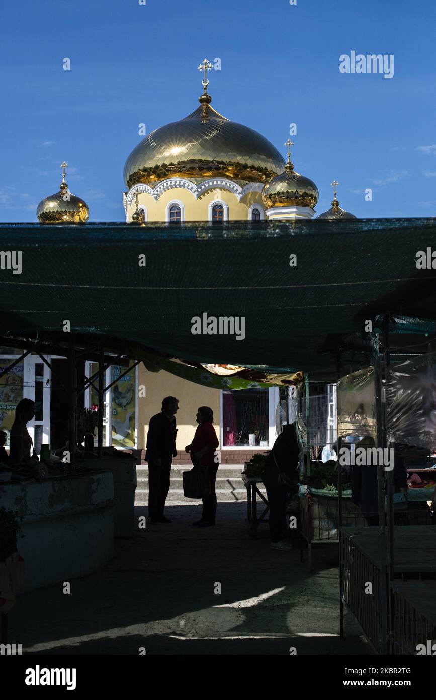 Il mercato di Vylkove, Odessa Oblast, Ucraina, nel giugno 2020. Vylkove (o Vilkovo) è una città situata nella parte Ucraina del Delta del Danubio, al confine con la Romania. Le strade di Vilkovo sono costituite da una rete di numerosi ruscelli e canali navigabili, attraverso i quali i residenti si spostano sulle loro barche. (Foto di Oleksandr Rupeta/NurPhoto) Foto Stock