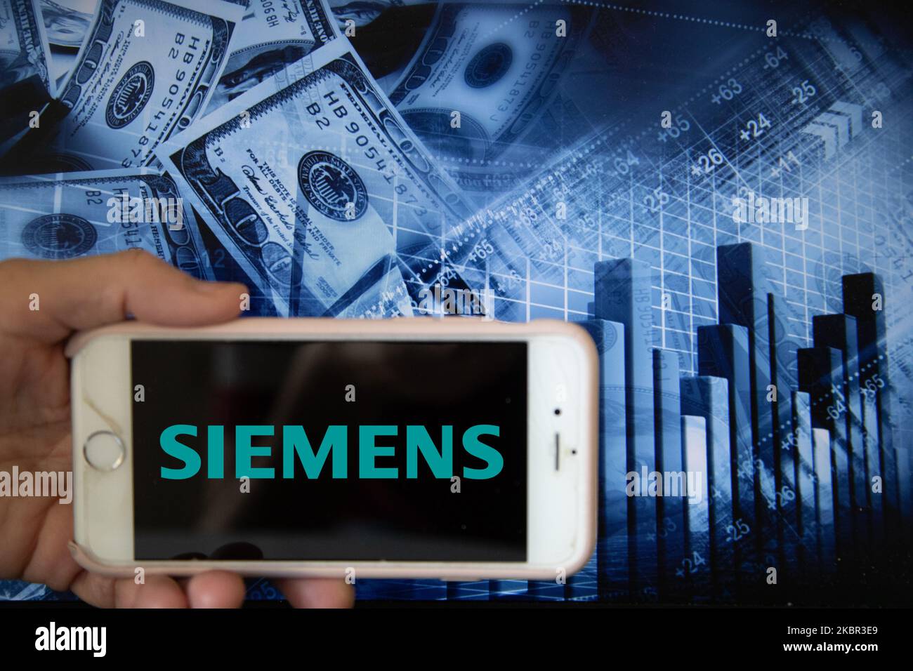 In questa illustrazione è mostrato sullo schermo di uno smartphone il logo aziendale di Siemens, specializzata nella tecnologia di generazione di energia, è mostrato sullo schermo di uno smartphone di fronte a uno sfondo blu dei mercati azionari globali e degli indici mondiali a Francoforte, in Germania, il 12th giugno 2020. È una delle aziende globali che fornisce soluzioni innovative per la produzione di idrogeno nell'attuale mercato dell'energia alternativa., specializzata nella tecnologia di generazione di energia, viene mostrata sullo schermo di uno smartphone di fronte a uno sfondo blu dei mercati azionari globali e degli indici mondiali Foto Stock