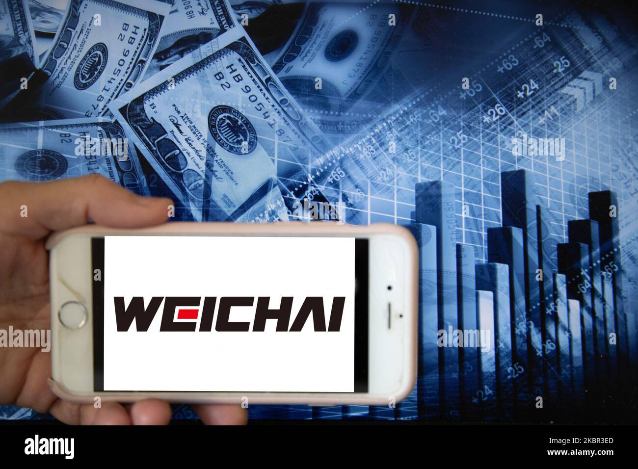 In questa figura viene visualizzato sullo schermo di uno smartphone il logo aziendale di Weichai Power Co., Ltd, Specializzata in prodotti ingegneristici per veicoli, navi marine e generatori di energia, è mostrata sullo schermo di uno smartphone di fronte a uno sfondo blu dei mercati azionari globali e degli indici mondiali a Francoforte, in Germania, il 12th giugno 2020. È una delle aziende globali che si dedica allo sviluppo di impianti di celle a combustibile a idrogeno e alla produzione di cataste. (Foto Illustrazione di Alexander Pohl/NurPhoto) Foto Stock