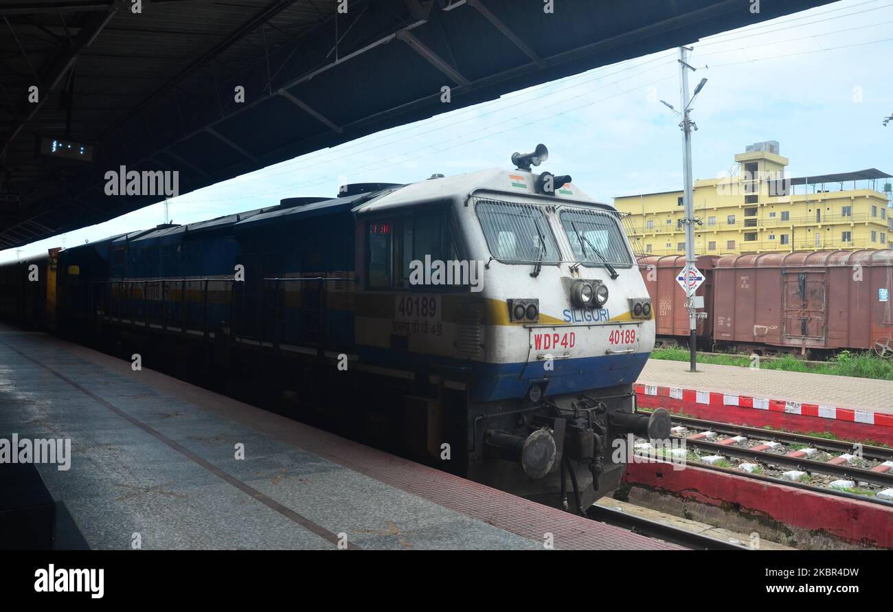 Un treno speciale che trasporta i rimpatriati del Nagaland arriva alla stazione di Dimapur per essere deportato nel loro distretto, in mezzo all'epidemia di Coronavirus COVID-19, a Dimapur, India, stato nord-orientale del Nagaland, sabato 13 giugno 2020. (Foto di Caisii Mao/NurPhoto) Foto Stock