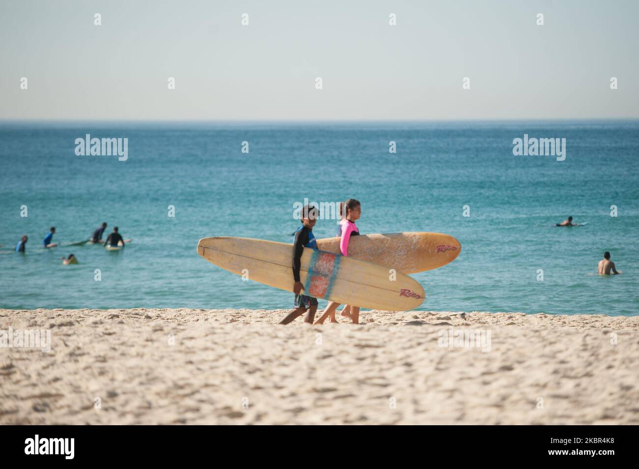 I surfisti sono visti alla spiaggia Recreio dos Bandeirantes, nella parte occidentale della città di Rio de Janeiro, questo Sabato (13th). Il governo locale ha decretato un divieto per i beachgoer senza maschere protettive, solo le attività acquatiche consentite. (Foto di Allan Carvalho/NurPhoto) Foto Stock