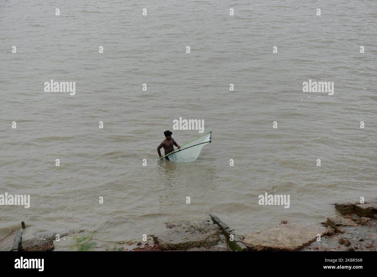 Un pescatore sul fiume Ganga in emergenza coronavirus a Diamond Harbour, 24 Pargana, Bengala Occidentale, India, 13 giugno, 2020. (Foto di Indranil Aditya/NurPhoto) Foto Stock