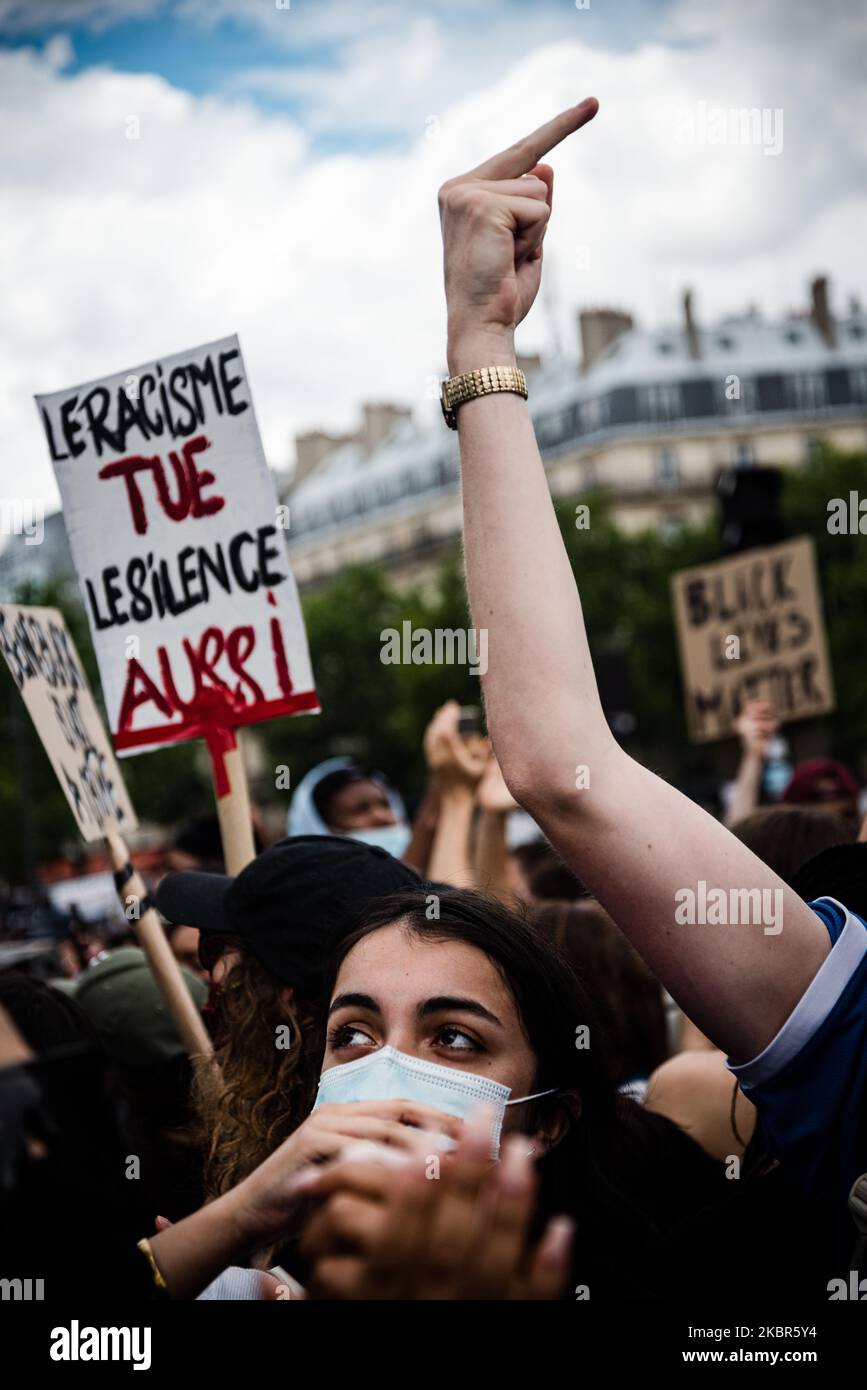 I manifestanti hanno brandializzato i cartelli con slogan anti-razzisti il 13 giugno 2020, mentre diverse migliaia di persone si sono riunite a Parigi in Place de la République, su invito della commissione "verità per Adama" e della sorella di Adama Traoré, Assa Traoré, a partecipare a una manifestazione contro la violenza della polizia. Questo evento fa eco al movimento Black Lives Matter e alla morte di George Floyd negli Stati Uniti, nonché a una nuova indagine sul caso di Adama Traoré, Che morì nel 2016 a seguito del suo arresto per la custodia della polizia. Molti slogan chiesero giustizia per Adama, BLM e denunciarono il razzismo nella polizia. (Foto di SA Foto Stock