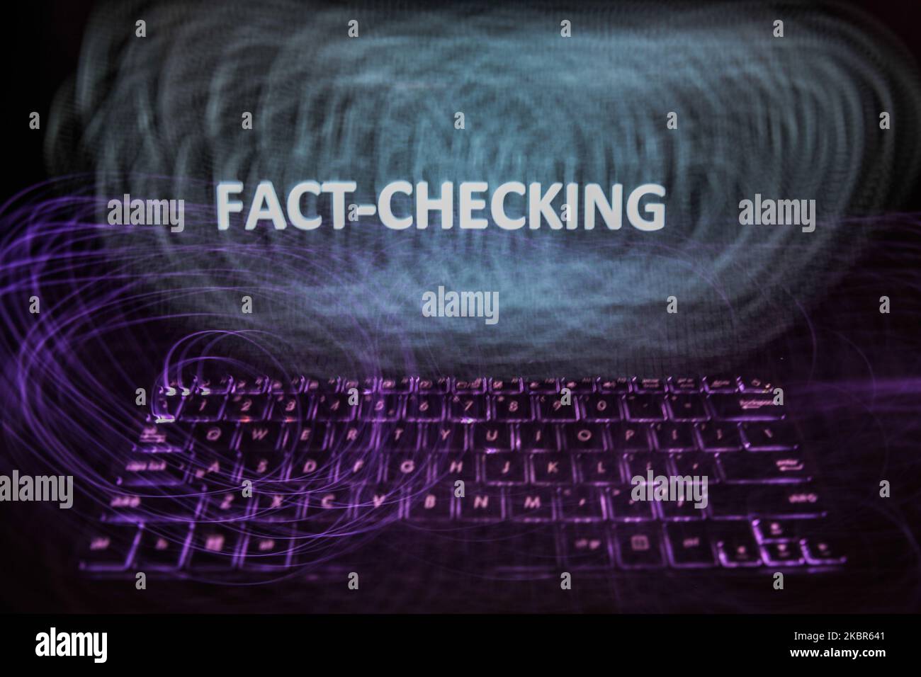 Il cartello di "controllo dei fatti" viene visualizzato sullo schermo di un notebook in questa lunga foto di esposizione scattata in Polonia il 13 giugno 2020. I funzionari della Commissione europea hanno affermato che Facebook, Twitter e Google dovrebbero fornire ogni mese notizie false per prevenire notizie false sulla pandemia di coronavirus. (Foto Illustrazione di Jakub Porzycki/NurPhoto) Foto Stock