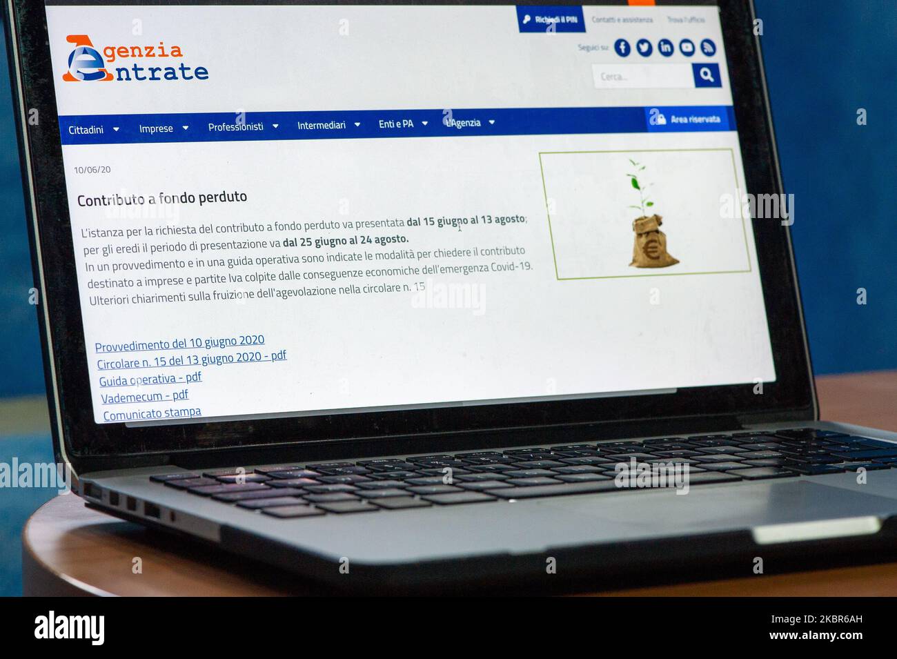 La foto mostra sul notebook il sito web dell'Agenzia delle Entrate (Agenzia delle entrate) il 14 giugno 2020 a l'Aquila. A partire dal 15 giugno 2020, i lavoratori italiani potrebbero richiedere un bonus di 1000 euro sul sito web dell'Agenzia delle Entrate per covid19 emergenza. (Foto Illustrazione di Lorenzo di Cola/NurPhoto) Foto Stock