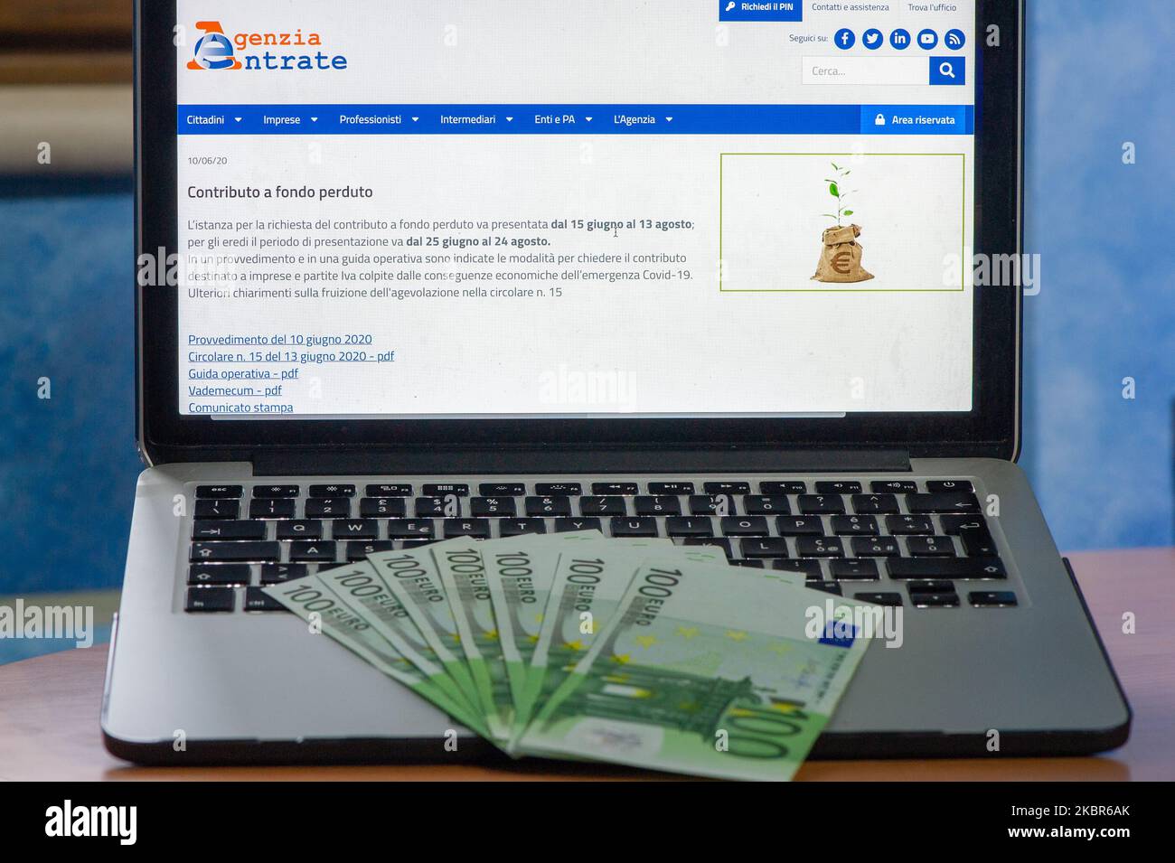 La foto mostra sul notebook il sito web dell'Agenzia delle Entrate (Agenzia delle entrate) il 14 giugno 2020 a l'Aquila. A partire dal 15 giugno 2020, i lavoratori italiani potrebbero richiedere un bonus di 1000 euro sul sito web dell'Agenzia delle Entrate per covid19 emergenza. (Foto Illustrazione di Lorenzo di Cola/NurPhoto) Foto Stock