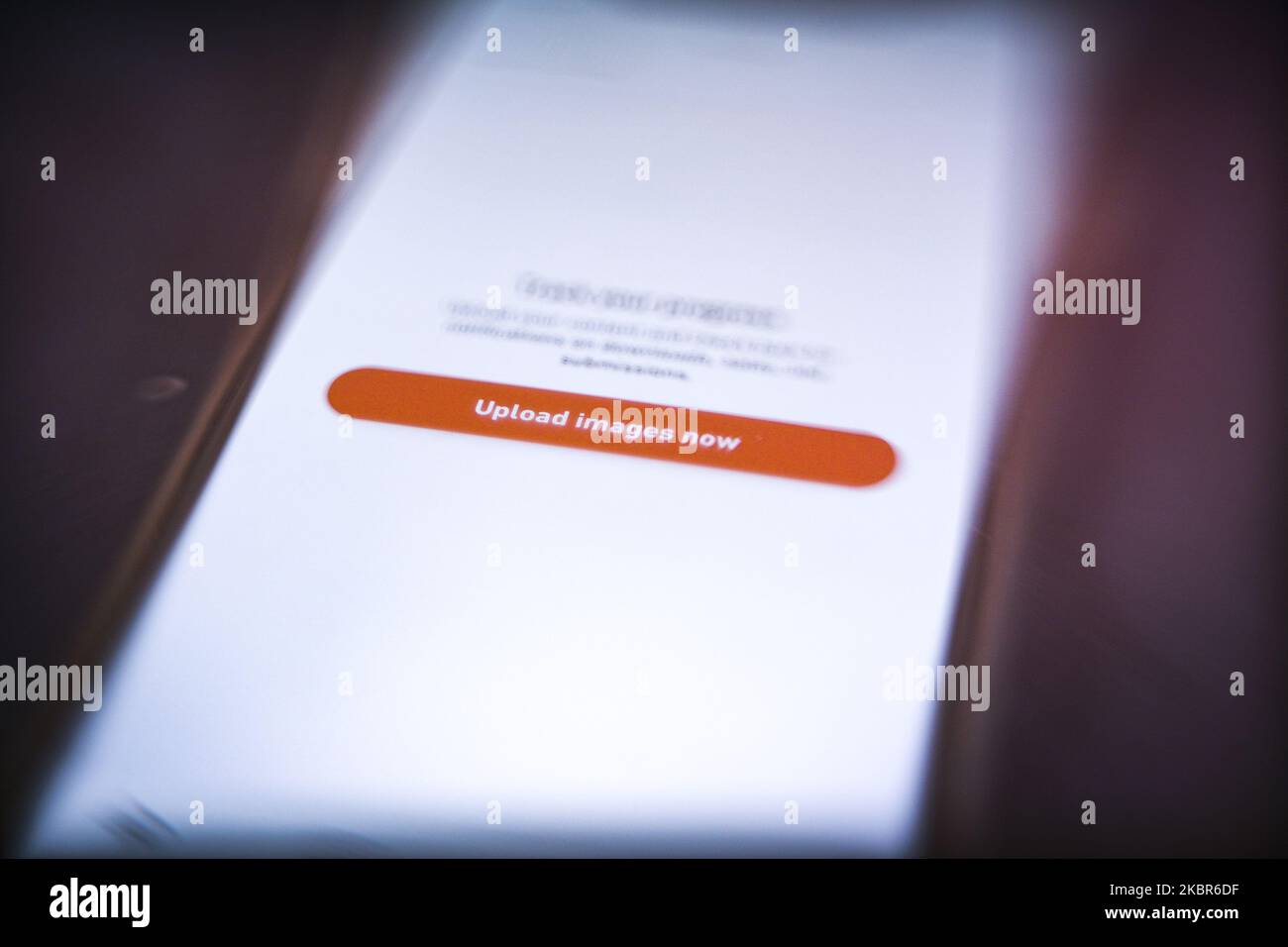 Il prezzo per una foto venduta sull'applicazione Shutterstock microstock è visto su un iPhone in questa foto di illustrazione a Varsavia, Polonia il 14 giugno 2020. Shutterstock, una delle più grandi agenzie di microstock al mondo, ha recentemente ricevuto pesanti critiche da parte dei suoi collaboratori per la riduzione della percentuale condivisa per le royalties del loro lavoro. (Foto di Jaap Arriens/NurPhoto) Foto Stock