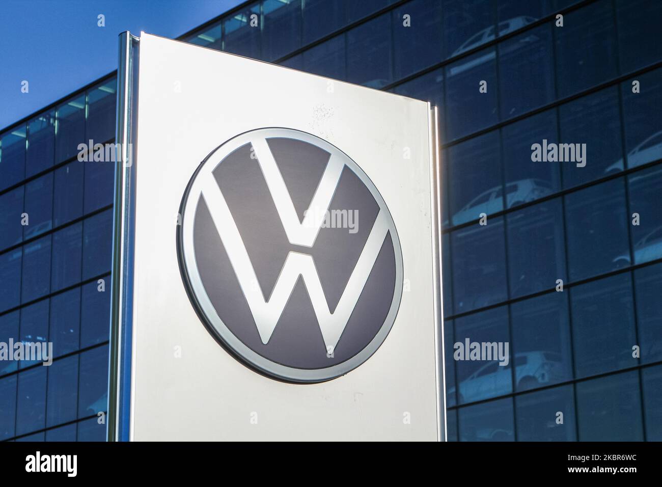 La fabbrica trasparente Volkswagen si trova a Dresda (Germania) il 11 giugno 2020 la fabbrica trasparente è una fabbrica automobilistica e uno spazio espositivo a Dresda, di proprietà della Volkswagen e progettata dall'architetto Gunter Henn. Fu aperto originariamente nel 2002, producendo il Phaeton Volkswagen fino al 2016. Dal 2017 produce la versione elettrica della VW Golf. (Foto di Michal Fludra/NurPhoto) Foto Stock