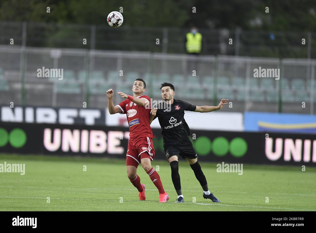 Ioan Andrei Dumiter di Sepsi OSK in azione contro Raul Oprut di FC Hermannstadt durante la partita tra Sepsi OSK e FC Hermannstadt Sibiu, per la Romania First League, a Sfantu-Gheorghe, Romania, il 13 giugno 2020. (Foto di Alex Nicodim/NurPhoto) Foto Stock