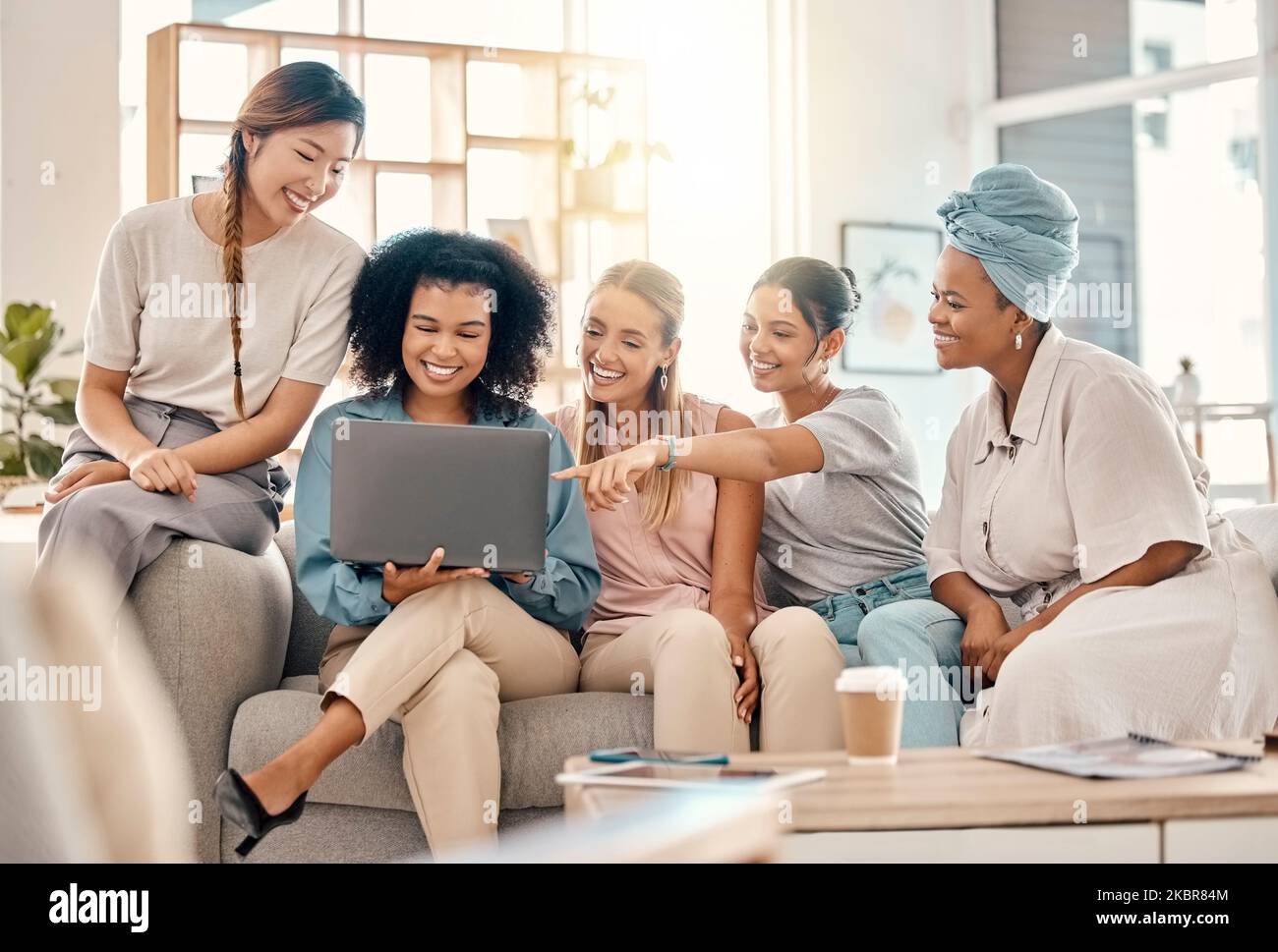 Uomini d'affari, donne team e laptop per il successo startup sito web, progettazione e strategia di marketing in ufficio. Agenzia pubblicitaria creativa Foto Stock