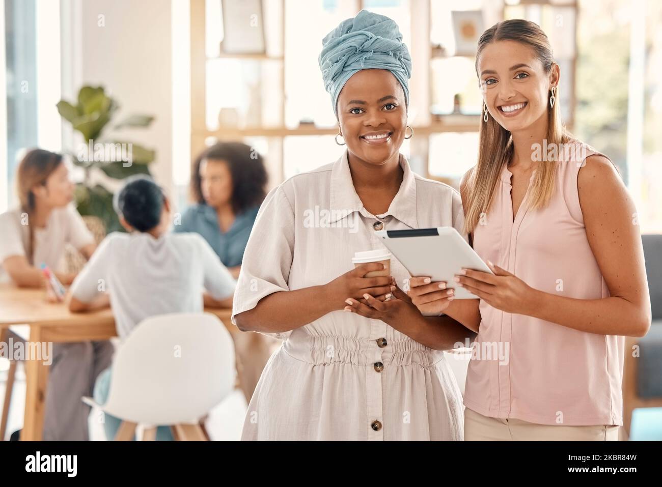 Ritratto aziendale, pianificazione di donne in ufficio e tablet in agenzie di marketing digitale, gestione di social media o collaborazione online. Felice, diversità Foto Stock