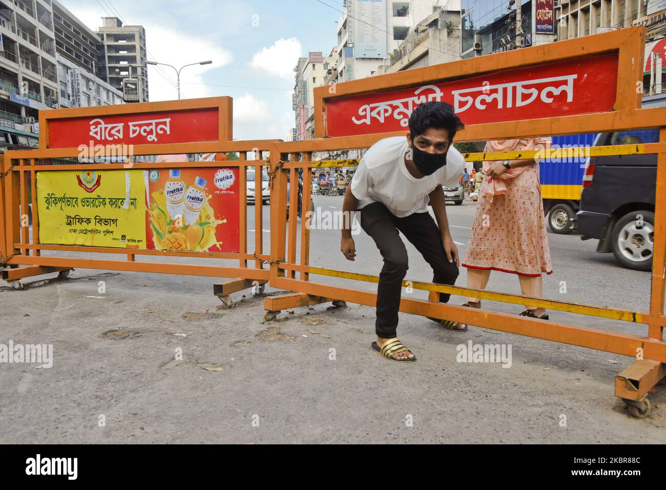 Popoli che indossano facemask che attraversano la strada illegalmente durante l'epidemia di coronavirus a Dhaka, Bangladesh, il 16 giugno 2020 (Foto di Mamunur Rashid/NurPhoto) Foto Stock