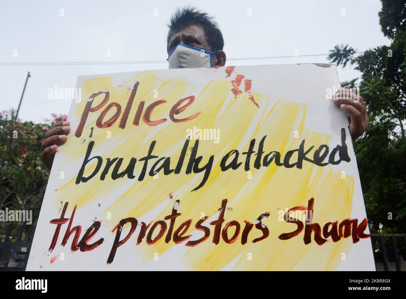 Sri Lanka Frontline Socialist Party, attivisti per i diritti civili, e membri sindacali detengono cartelli durante una manifestazione di protesta a Colombo, Sri Lanka, nel giugno 16,2020. Gli imputati sostengono che le leggi di quarantena del governo violano la libertà democratica di espressione. (Foto di Achila Jayawardana/NurPhoto) Foto Stock