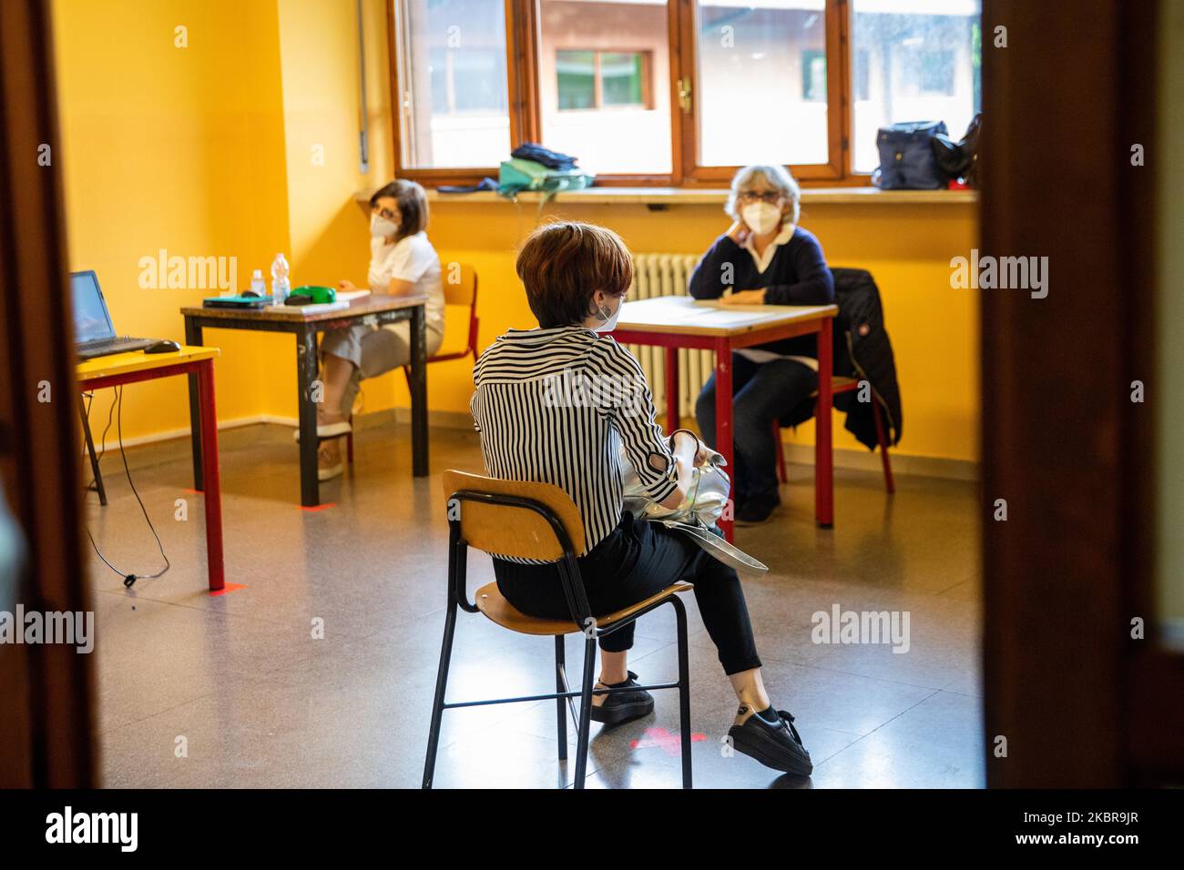 Studente durante il suo esame a Torino, Italia 17th giugno 2020. L'esame finale della scuola superiore rappresenta un ritorno in classe per studenti e insegnanti dopo un lungo periodo di quarantena e lezioni online. Il ministero ha scelto di farlo in presenza di studenti e professori con regole rigorose per evitare possibili contagi. I presenti devono sempre mantenere una distanza di sicurezza, i partecipanti sono un piccolo numero e le aule più grandi sono state scelte come sede dell'esame. (Foto di Mauro Ujetto/NurPhoto) Foto Stock