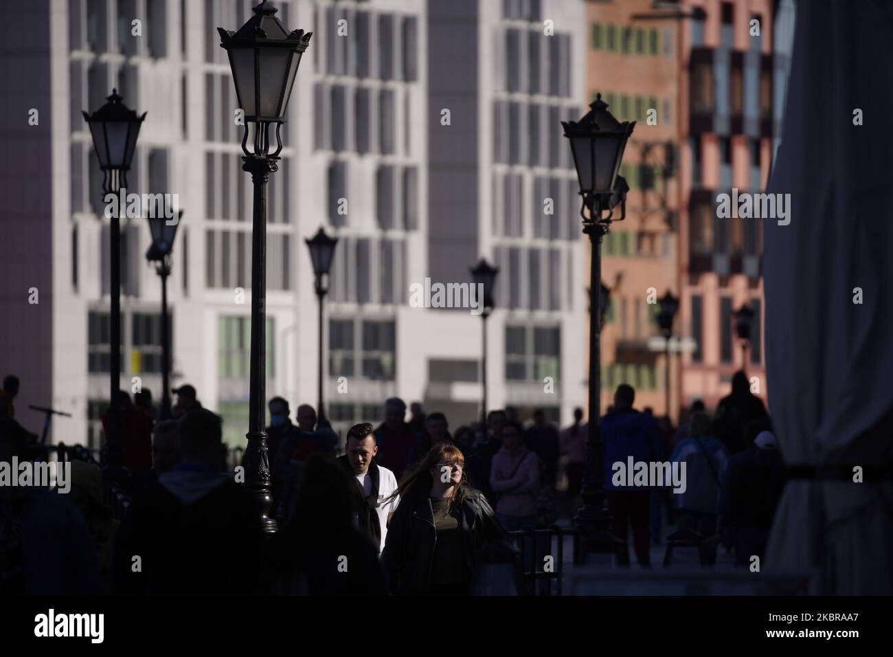 La gente è vista nel centro della città con edifici moderni che assomigliano alla vecchia architettura manierista della città pre-guerra il 31 maggio 2020 a Danzica, Polonia. (Foto di Jaap Arriens/NurPhoto) Foto Stock