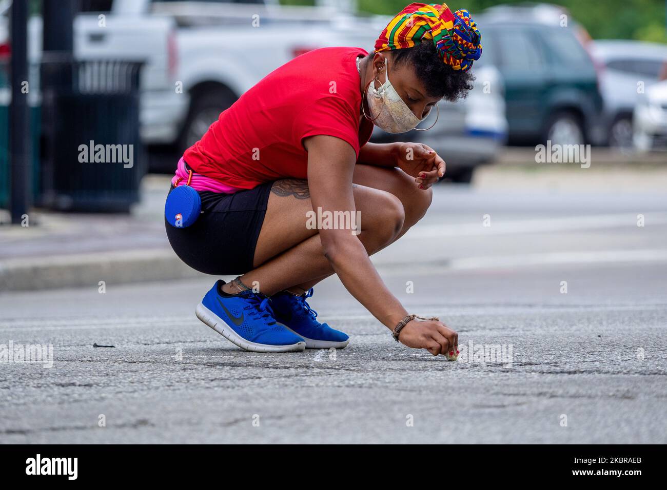 Sharon Dewon Smith inizia a disegnare un profilo con il gesso, come diciassette artisti e i loro assistenti iniziano a dipingere un murale Black Lives Matter su Plumb St. Sulle orme del Municipio, mercoledì 17 giugno 2020, a Cincinnati, Ohio, Stati Uniti. (Foto di Jason Whitman/NurPhoto) Foto Stock