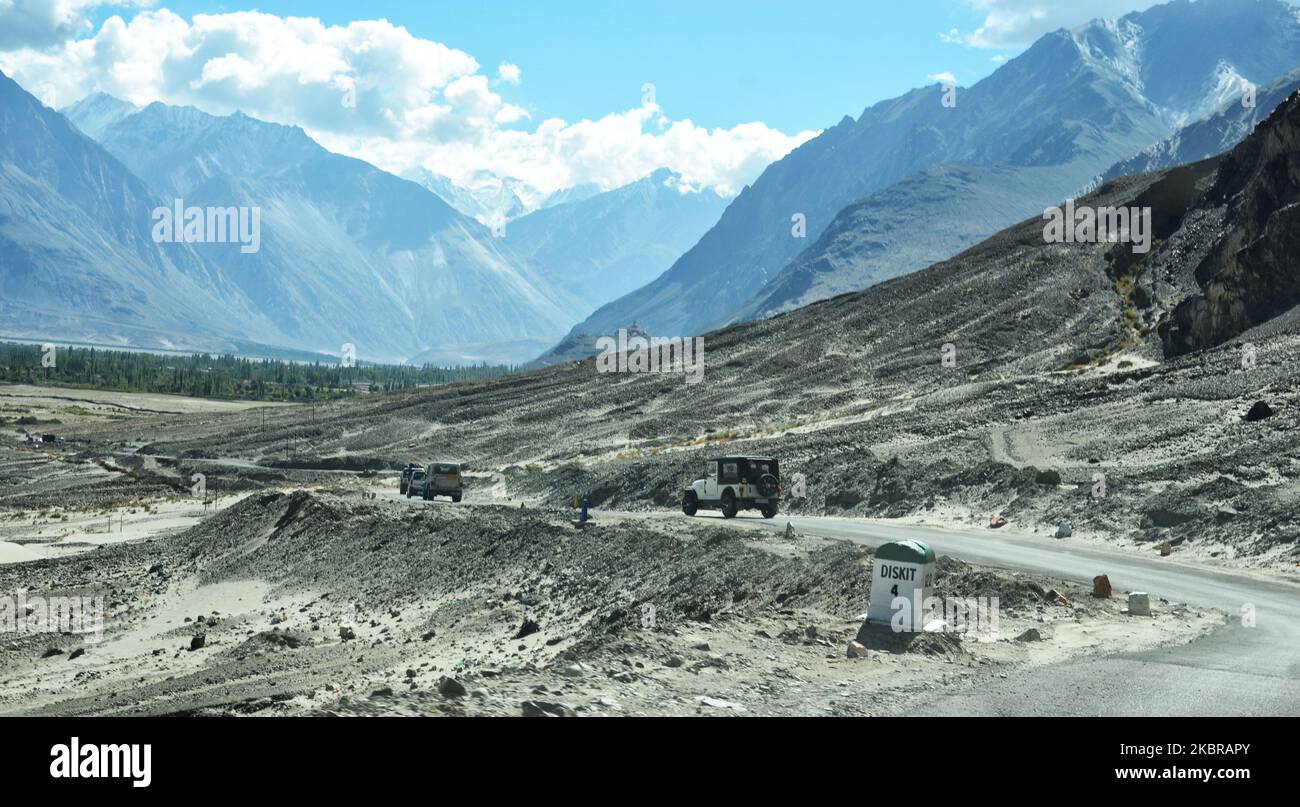 Una vista panoramica del lago Pangong nella valle di Ladakh il 18 giugno 2020. La peggiore sfaccettatura tra India e Cina nel terrore disputato hanno lasciato 20 soldati dell'esercito indiano morti in uno scontro con le truppe cinesi nella valle di Galwan lunedì, questo è considerato come il più grande scontro militare in oltre cinque decenni. (Foto di Muzamil Mattoo/NurPhoto) Foto Stock