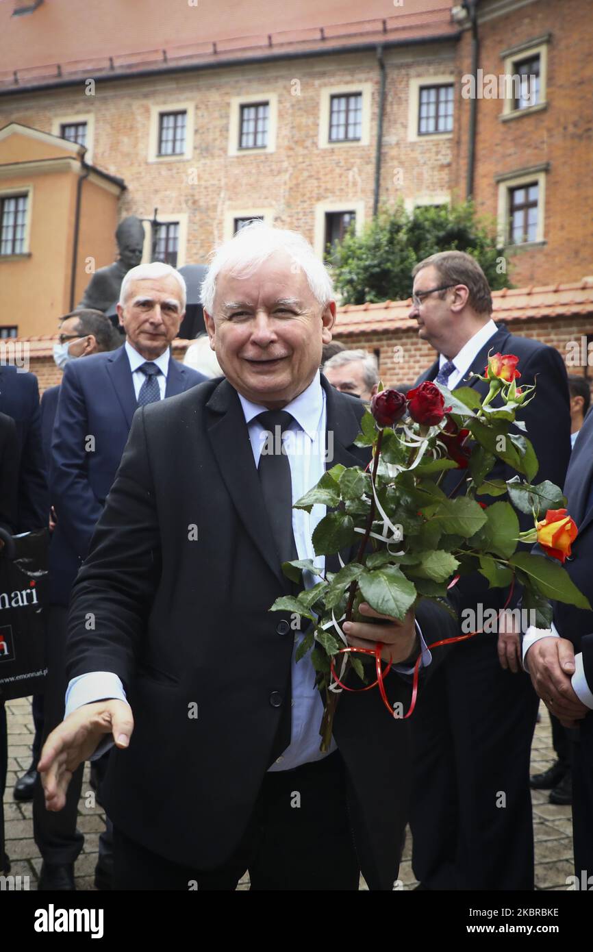 Jaroslaw Kaczynski, il leader del partito al governo del diritto e della Giustizia (PIS), è arrivato alla collina di Wawel il 71st° compleanno per visitare una tomba del fratello gemello, il defunto presidente Lech Kaczynski. Cracovia, Polonia il 18 giugno 2020. Il presidente polacco Lech Kaczynski e sua moglie Maria Kaczynska sono state tra le 96 persone uccise il 10 aprile 2010, dopo che un'aeronautica polacca Tu-154 si è schiantata fuori da Smolensk, in Russia. (Foto di Beata Zawrzel/NurPhoto) Foto Stock