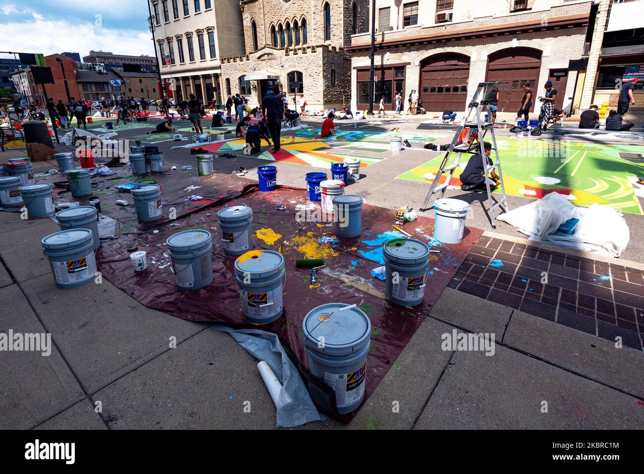 Diciassette artisti neri e i loro assistenti dipingono un murale Black Lives Matter su Plumb Street sulle orme del Municipio, giovedì 18 giugno 2020, a Cincinnati, Ohio, Stati Uniti. (Foto di Jason Whitman/NurPhoto) Foto Stock