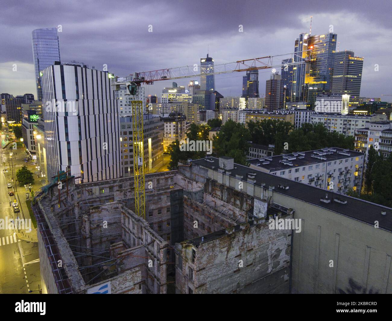 La casa di tenement Wolf Krongold è stata vista ristrutturazione nel quartiere di Wola il 19 giugno 2020 a Varsavia, Polonia. L'edificio Wolf Krongold, conosciuto anche come 'Pechino', dialetto locale per una casa di locazione sovraffollata, è un edificio del 19th ° secolo ridesignato ad alloggi comunali dopo la seconda guerra mondiale. L'edificio è rimasto vuoto dopo il 2003 per motivi di sicurezza. È stata realizzata una serie di documentari e televisive sulle ultime famiglie che vivono nell'edificio. Attualmente l'edificio e' stato trasformato in un complesso di appartamenti di lusso. (Foto di Jaap Arriens/NurPhoto) Foto Stock