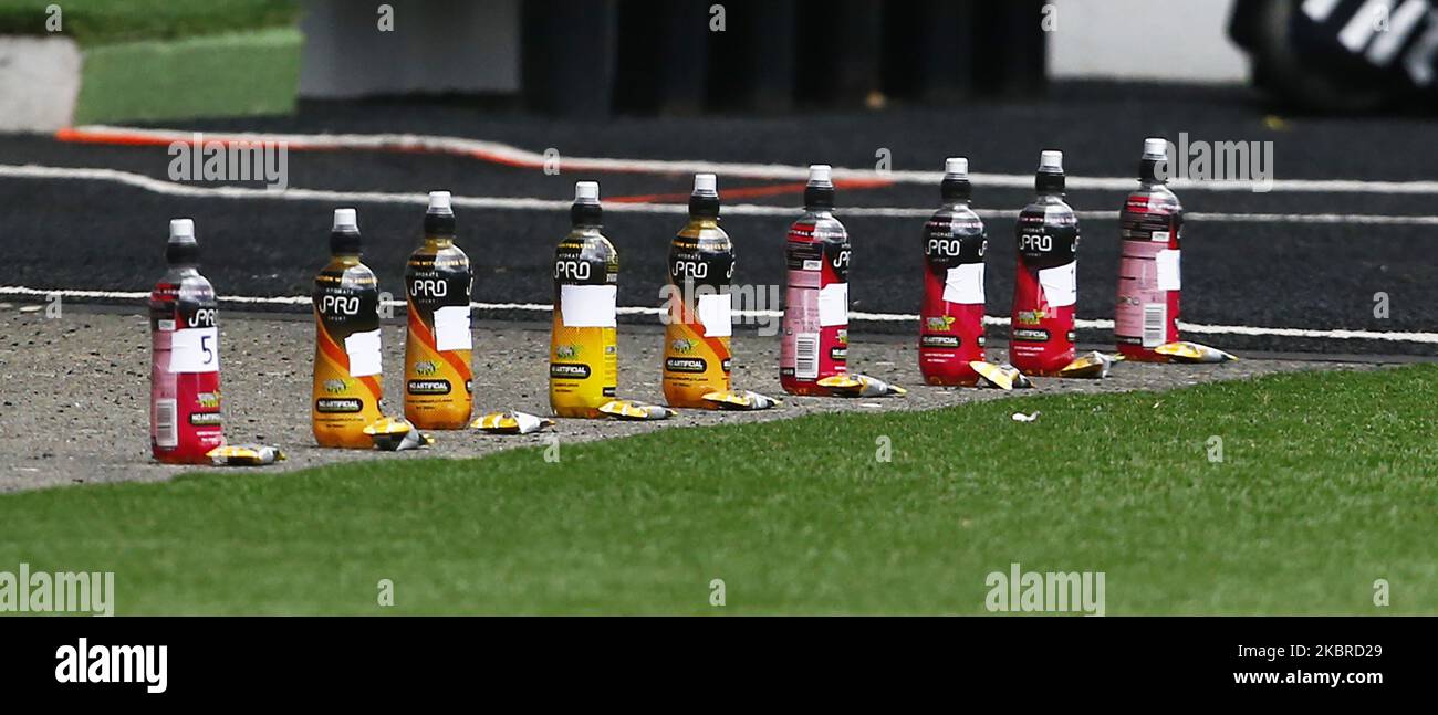 Bottiglie d'acqua individuali per i giocatori di Millwall durante il campionato EFL Sky Bet tra Millwall e Derby County al Den Stadium, Londra il 20th giugno 2020 (Photo by Action Foto Sport/NurPhoto) Foto Stock