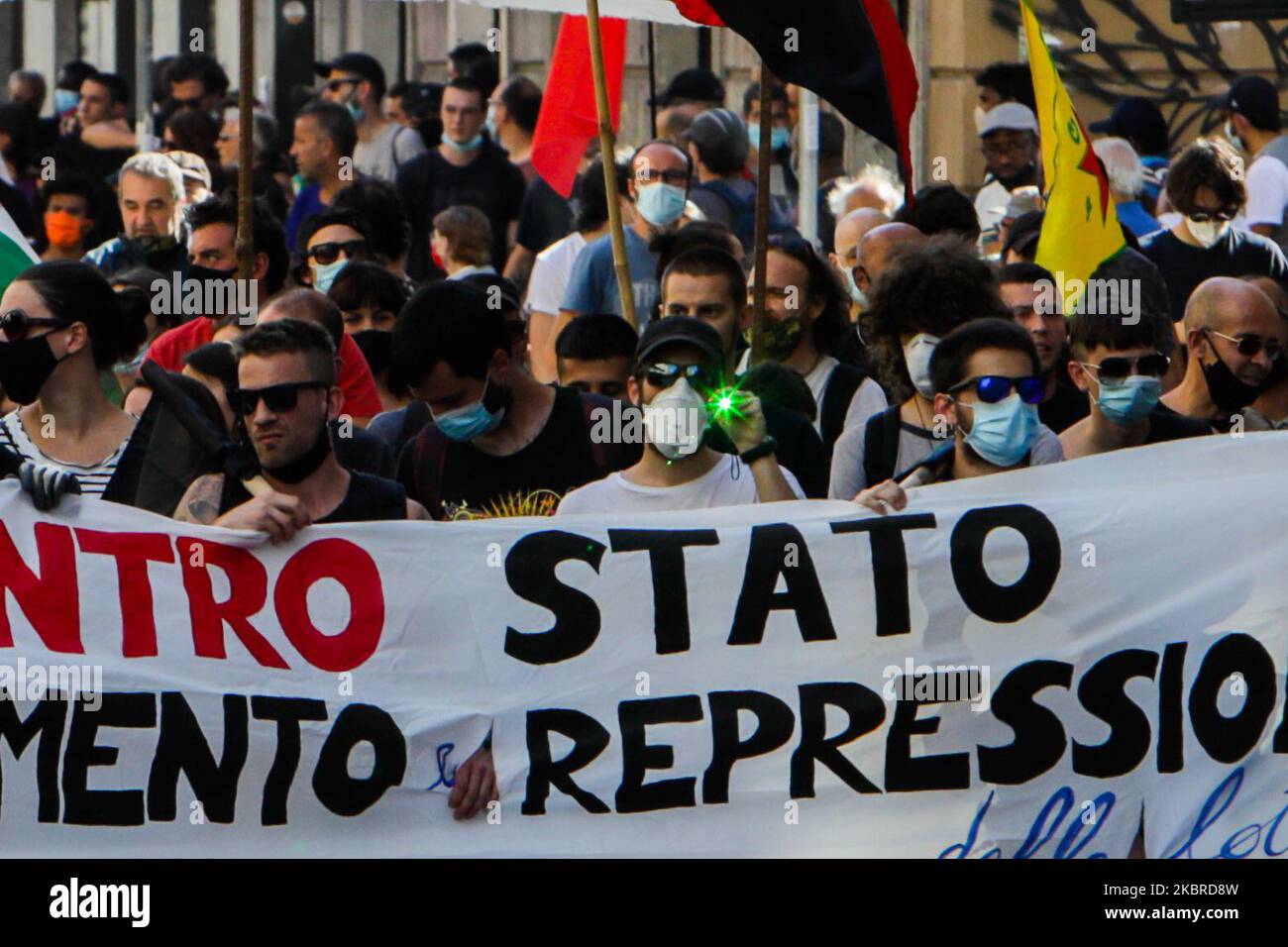 Rally di manifestanti anarchici contro la regione e il Governo italiano in Via Padova e Piazzale Loreto, Milano, Italia il 20 giugno 2020 (Foto di Mairo Cinquetti/NurPhoto) Foto Stock