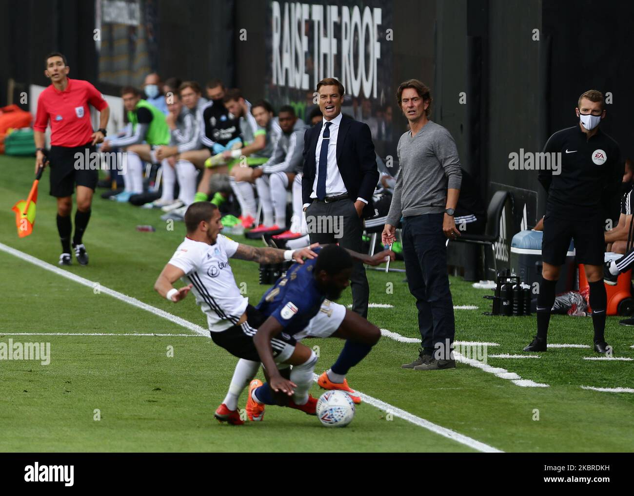 Scott Parker manager di Fulham e Thomas Frank manager di Brentford guardando su come Anthony Knockaert di Fulham affronta Joshua Dailva di Brentford durante la partita Sky Bet Championship tra Fulham e Brentford a Craven Cottage, Londra il Sabato 20th Giugno 2020. (Foto by Jacques Feeney/MI News/NurPhoto) Foto Stock