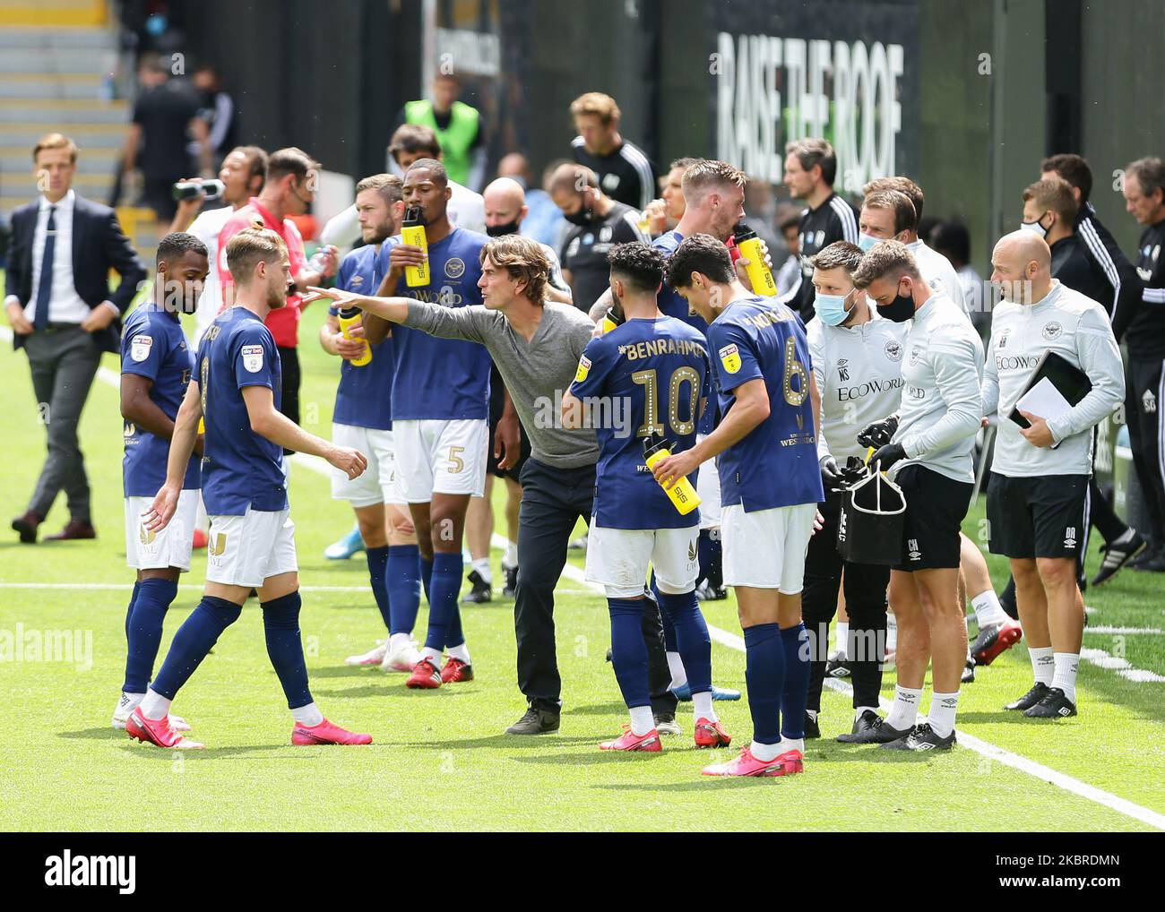 Thomas Frank, manager di Brentford, ha dato un colloquio di squadra durante la prima pausa bevande durante la partita del Campionato Sky Bet tra Fulham e Brentford a Craven Cottage, Londra, sabato 20th giugno 2020. (Foto by Jacques Feeney/MI News/NurPhoto) Foto Stock