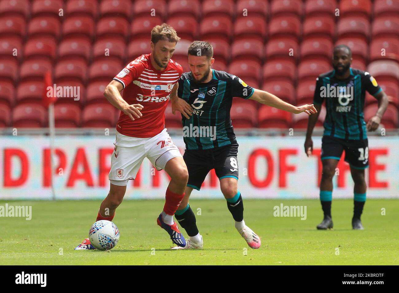 Lewis Wing of Middlesbrough combatte con Matt Grimes di Swansea City durante la partita del campionato Sky Bet tra Middlesbrough e Swansea City al Riverside Stadium, Middlesbrough, Inghilterra il 20 giugno 2020. (Foto di Mark Fletcher/MI News/NurPhoto) Foto Stock