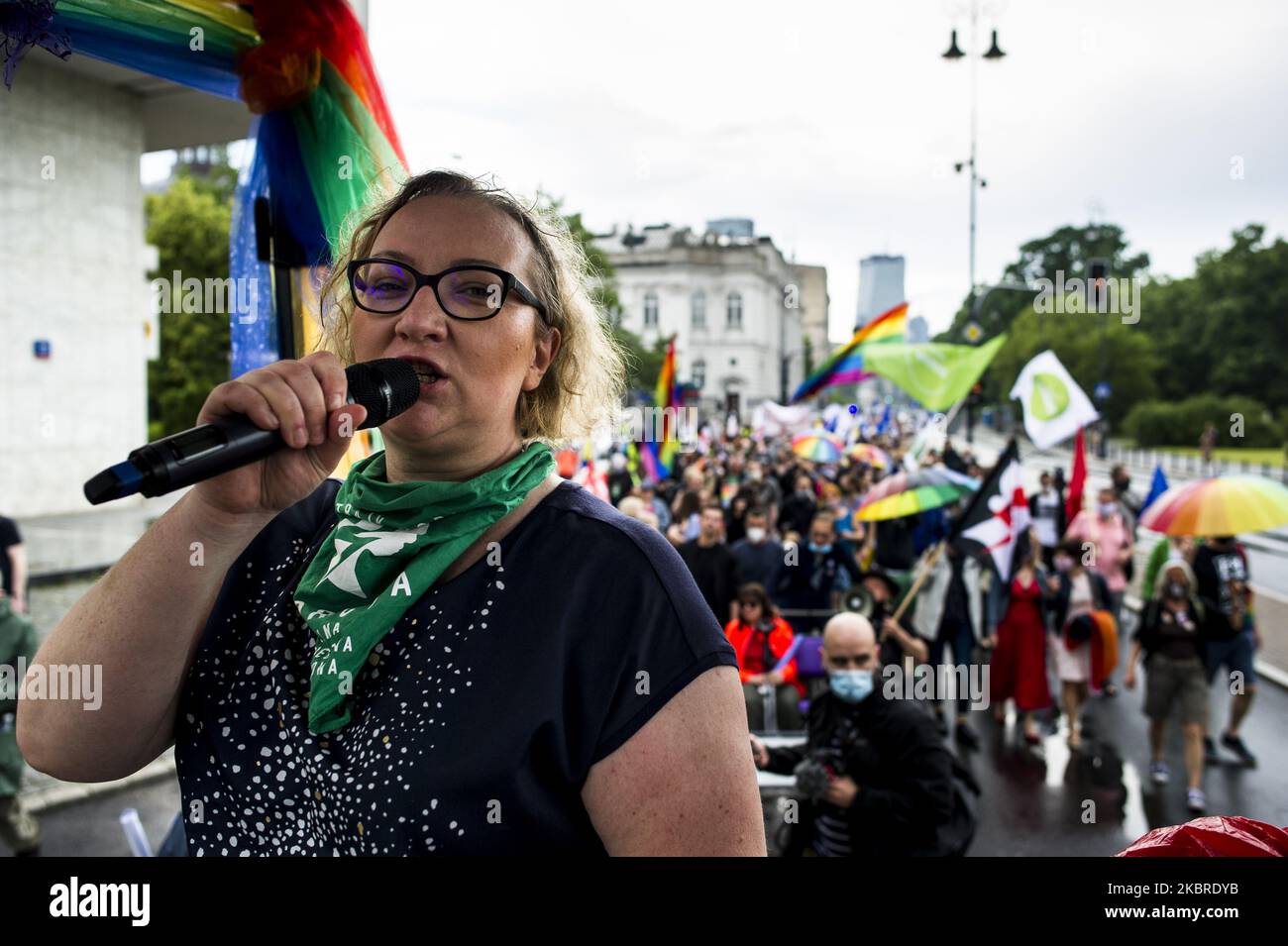 La gente partecipa a una manifestazione contro il governo polacco e contro il presidente Andrzej Duda, a Varsavia, in Polonia, il 20 giugno 2020. (Foto di Piotr Lapinski/NurPhoto) Foto Stock