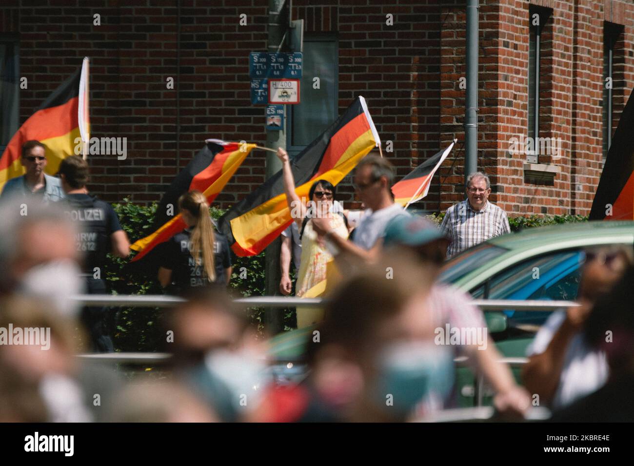 I manifestanti portano le bandiere tedesche contro lo status di Lenin in Germania (Foto di Ying Tang/NurPhoto) Foto Stock