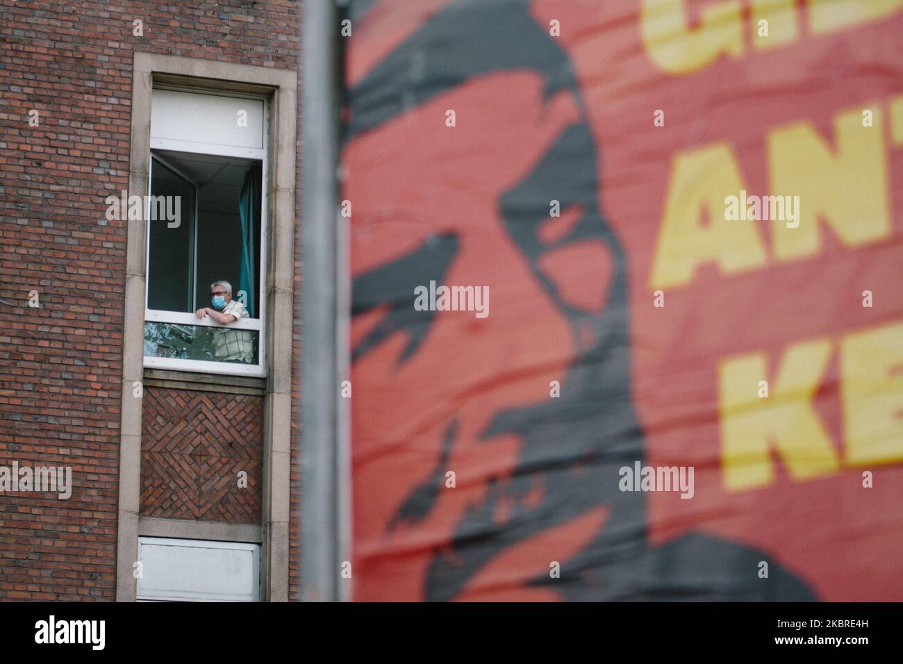 Il poster di Lenin è visto mentre un uomo guarda da una finestra. (Foto di Ying Tang/NurPhoto) Foto Stock