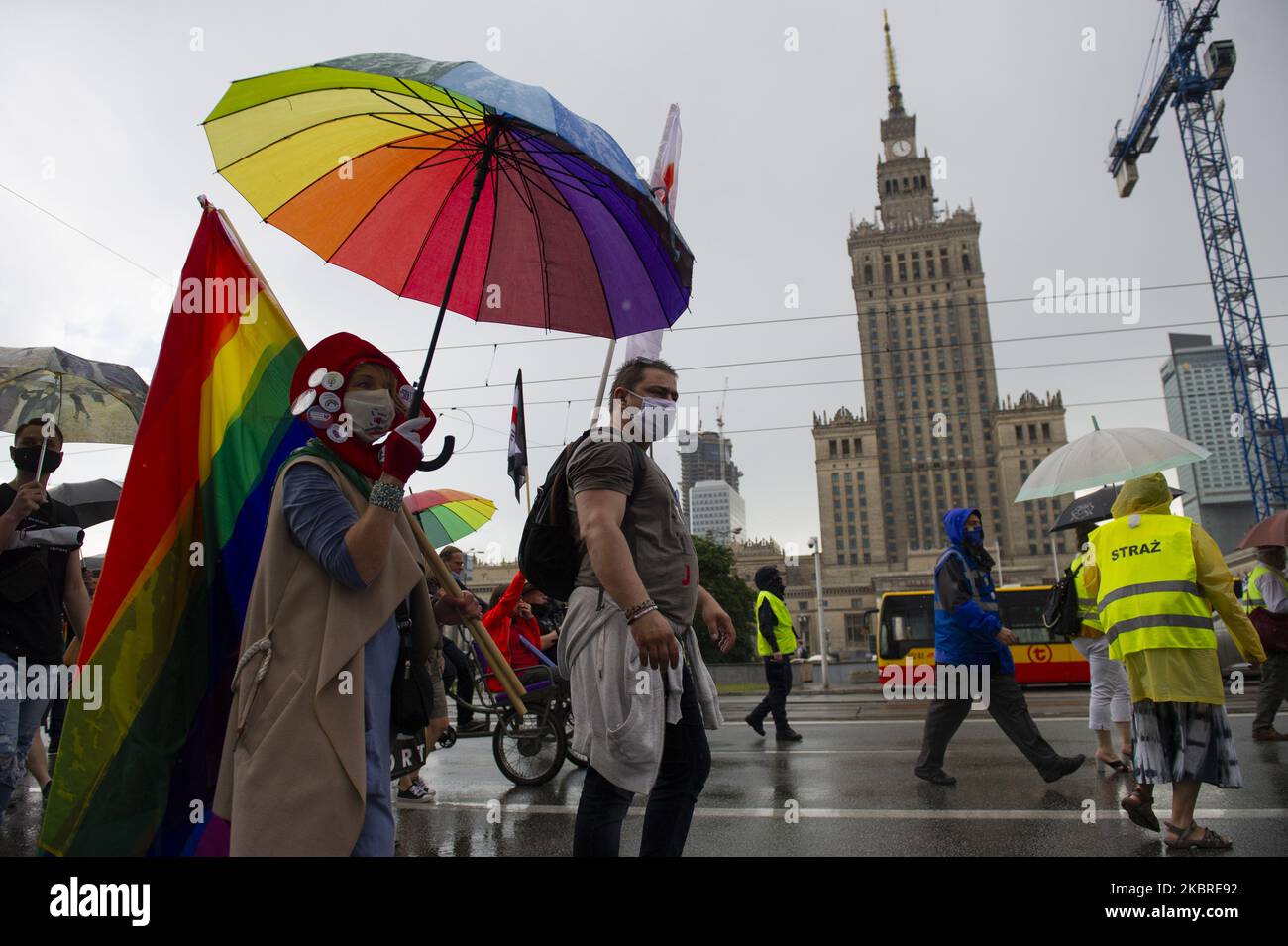 I dimostranti marciano nel centro di Varsavia durante una protesta contro il governo il 20 giugno 2020 a Varsavia, Polonia. Diverse centinaia di manifestanti hanno preso le strade in una protesta pacifica contro il partito al governo Law and Justice (PIS) che ha riunito diversi gruppi di opposizione. Tra questi il Comitato per la Difesa della democrazia (Komitet Obrony Demokracji), lo Sciopero femminile di tutta la Polonia (Ogolnopolski Strajk Kobiet), il Comitato antifascisti degli studenti (Studentski Komitet Antyfaszystowski), lo Sciopero civico di tutta la Polonia (Ogolnopolski Strajk Obywatelski) e l'alternativa dell'Unione (Zyazowa Alternowski). Un'erbaccia Foto Stock