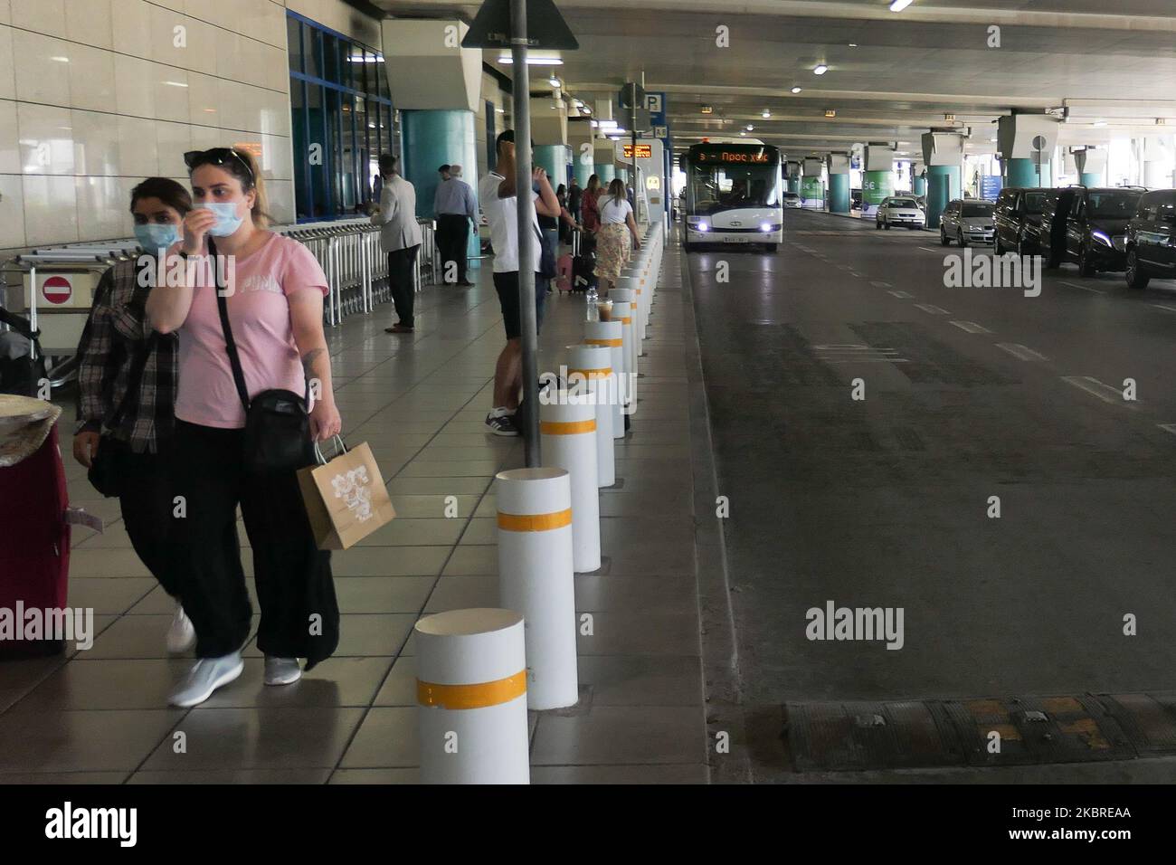 Passeggeri visti con le maschere facciali obbligatorie all'aeroporto internazionale ATH LGAV di Atene, in Grecia, il 18 giugno 2020, dopo la quarantena di Coronavirus e le restrizioni di viaggio. I passeggeri che indossano maschere e guanti, utilizzano disinfettanti per le mani come misura preventiva contro la diffusione della pandemia COVID-19. La Grecia e l'Europa hanno chiuso a lungo le frontiere per le persone al di fuori dell'Europa e della zona Schengen, ma la Grecia ha iniziato a revocare il divieto di circolazione dal 15 giugno 2020 per i paesi della zona Schengen e il 1 luglio 2020 si arriverà a un maggiore allentamento. I passeggeri in arrivo sono soggetti al decor Foto Stock