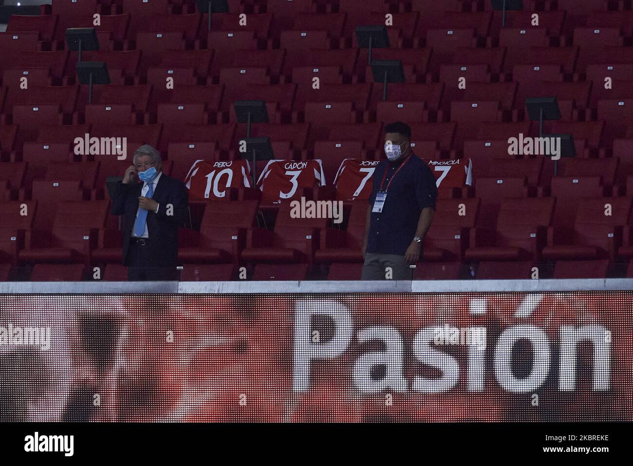 I preseidenti Enrique Cerezo e Ronaldo Luis Nazario de Lima durante il memoriale momento di silenzio prima della partita Liga tra Club Atletico de Madrid e Real Valladolid CF a Wanda metropolitano il 20 giugno 2020 a Madrid, Spagna. (Foto di Jose Breton/Pics Action/NurPhoto) Foto Stock