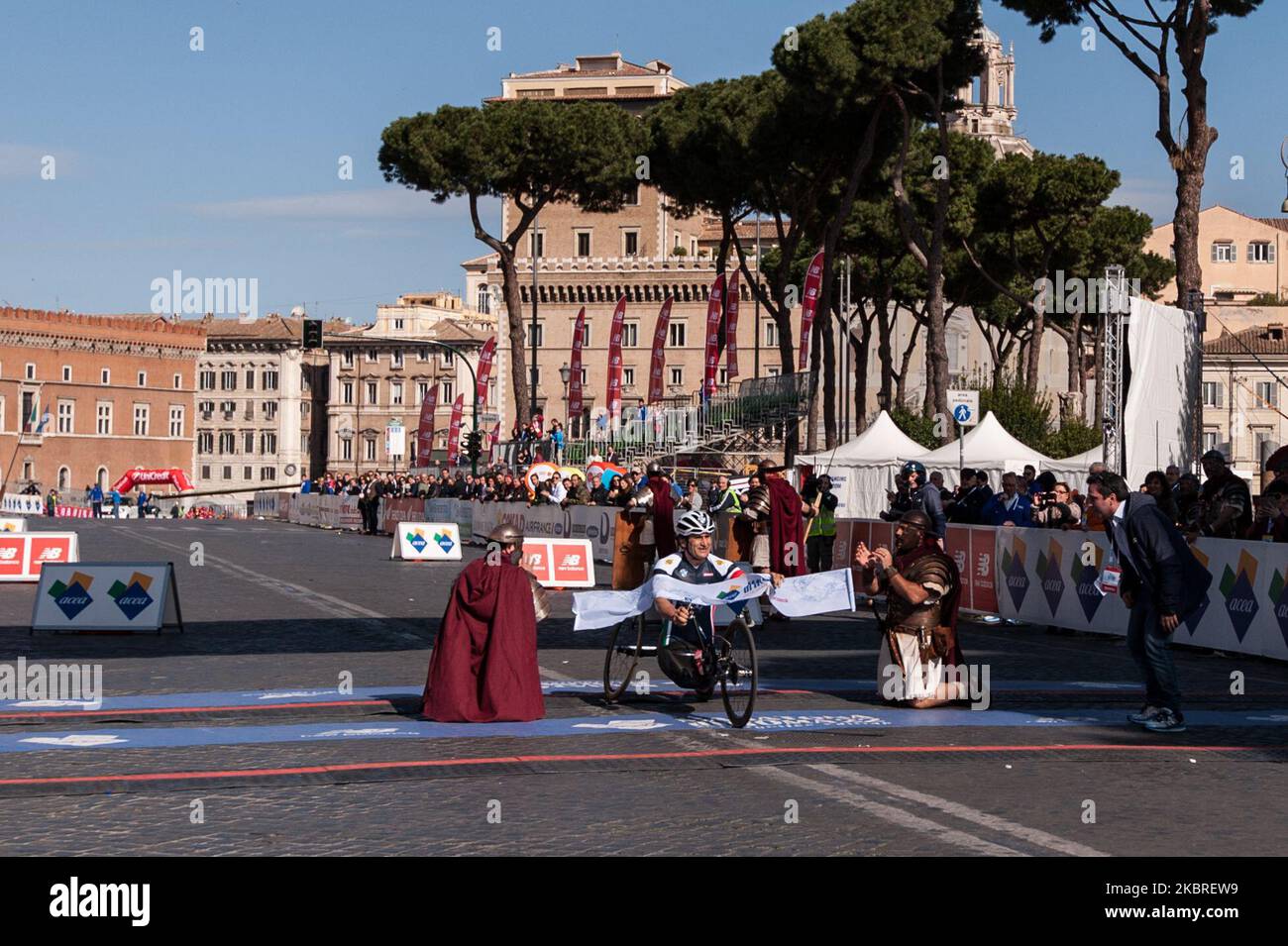 Pilota professionista italiano e paracadista Alex Zanardi si prepara per lo start della 22rd° edizione della Maratona di Roma (Maratona die Roma) nel centro di Roma, Italia, 10 aprile 2016. Report il 21 giugno 2020 stato quattro volte campione paralimpico ed ex pilota di Formula uno Alex Zanardi è stato coinvolto in un grave incidente stradale il 19 giugno 2020 in provincia di Siena mentre partecipava ad una gara sulla sua handbike durante una delle tappe del relè di Obiettivo tricolore. Zinardi ha subito un intervento chirurgico al cervello dopo aver subito un grave trauma cranico ed è in condizioni gravi. (Foto di Andr Foto Stock