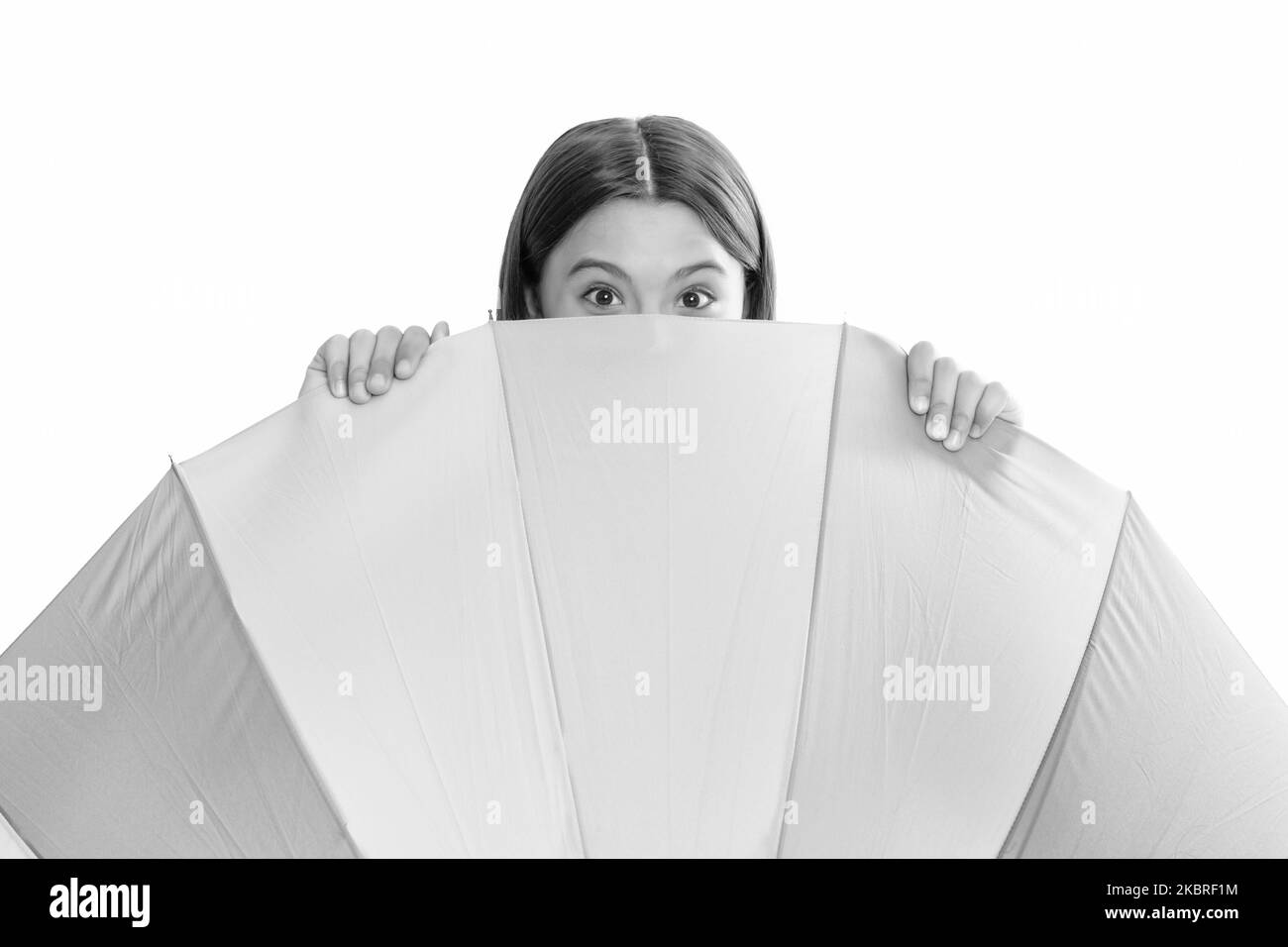 capretto dietro ombrellone multicolore protezione dalla pioggia isolato su sfondo bianco, previsioni del tempo. Foto Stock