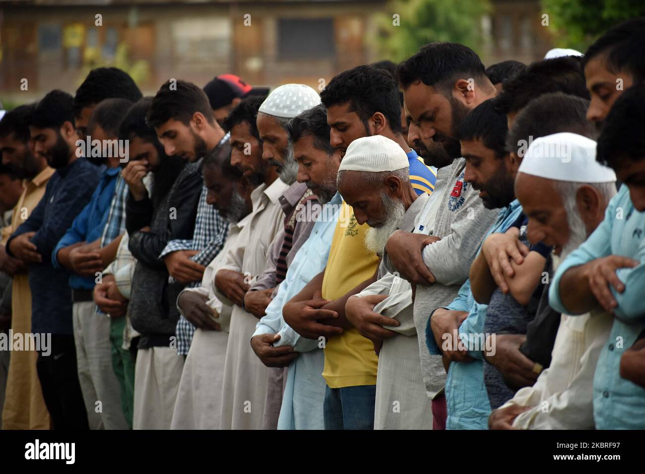 La gente offre preghiere funerarie in contumacia per uno dei militanti di Srinagar, Kashmir, il 21,2020 giugno. La protesta è scoppiata a Srinagar dopo che tre militanti sono stati uccisi dalle forze di sicurezza indiane quando un incontro è scoppiato nella zona di Zoonimar, zona di Srinagar. Questo è il secondo incontro nel centro di Srinagar nel recente passato. In precedenza, due militanti tra cui il comandante divisionale di Hezbul Mujahideen vestito Junaid Sehrai furono uccisi. Le autorità hanno strappato i servizi mobili Internet in tutto il distretto di Srinagar come misura precauzionale, notizie locali hanno riferito. (Foto di Fai Foto Stock