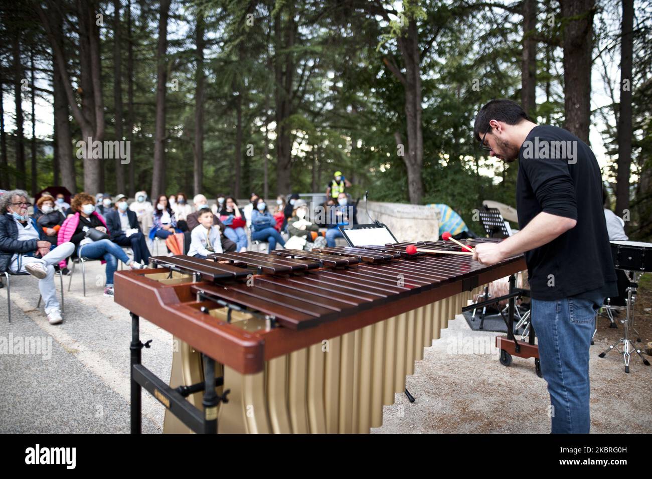 La gente guarda Una band di strada italiana suonare nei pressi del